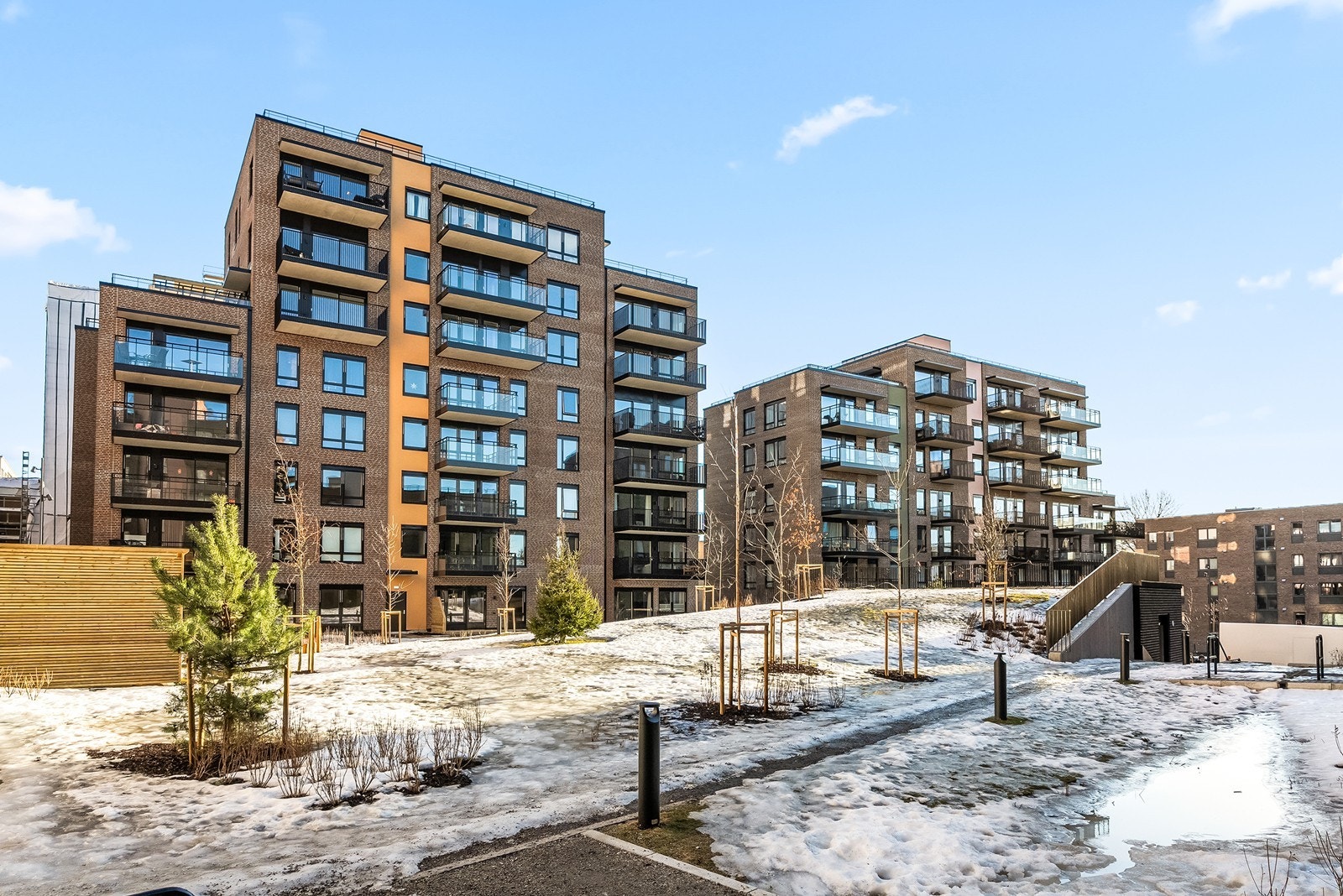 De velholdte områdene gir en trivelig atmosfære for hele familien. Legg spesielt merke til at det er god avstand til de andre blokkene. Galleribilde