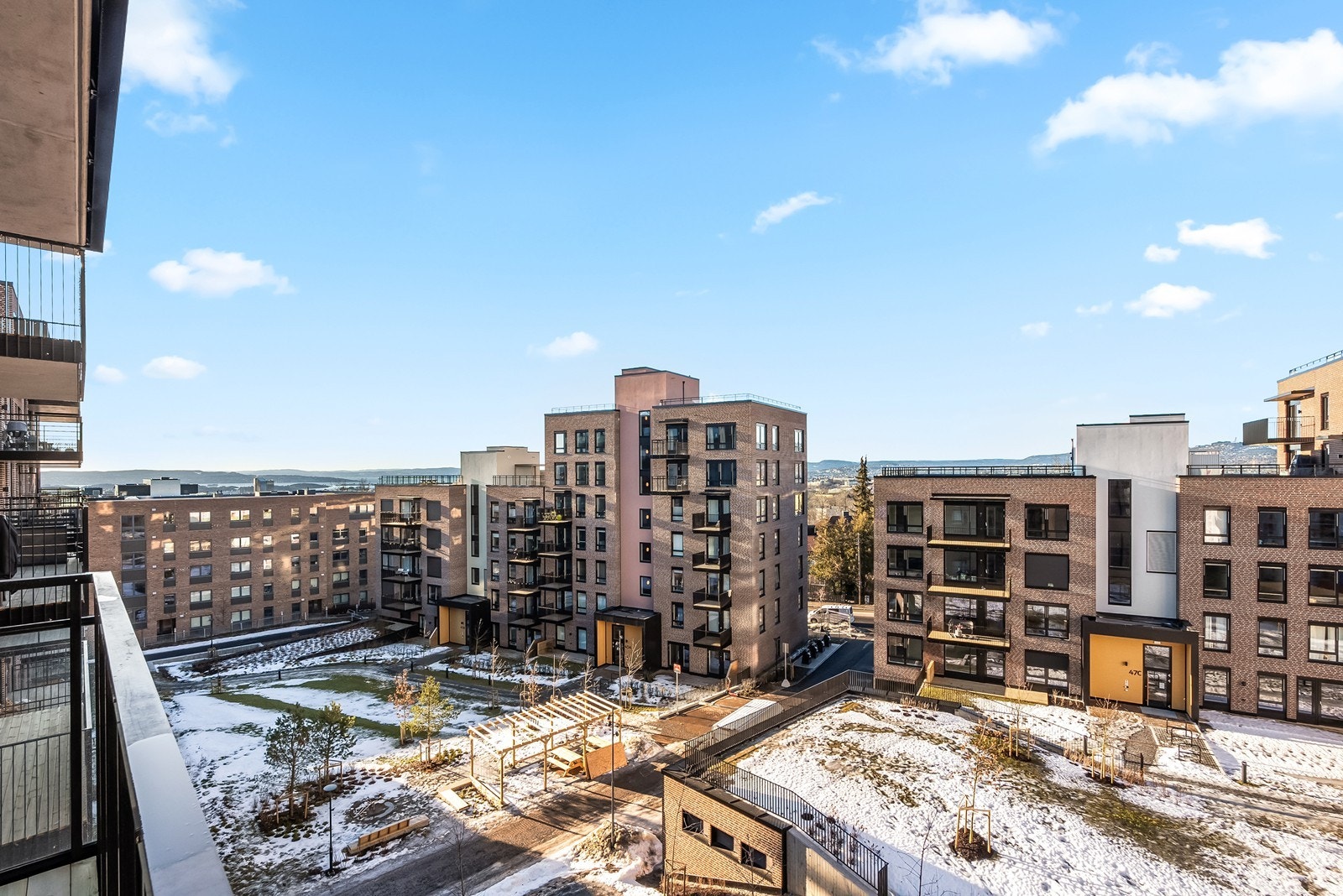 Sameiet har svært flotte fellesområder, perfekt tilrettelagt for både store og små. Her finner du blant annet lekeapparater for de minste, samt hyggelige sittegrupper hvor du kan slappe av eller sosialisere med naboene. Galleribilde