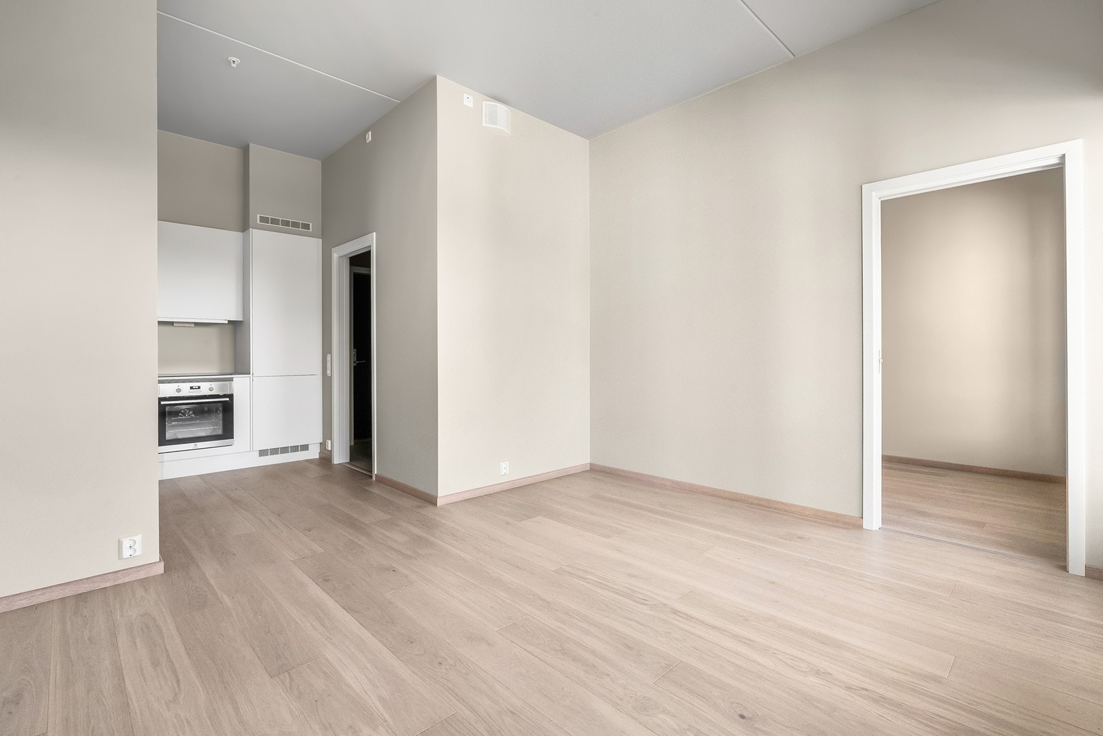 Leiligheten fremstår som svært lekker, innbydene og er helt nyoppført. Gulvet er belagt med lekker enstavs parkett, og veggene har lune og delikate fargetoner malt i Nordisk stil. Galleribilde