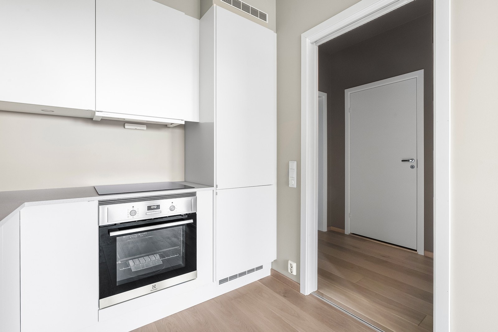 Kjøkkenet er godt utstyrt med integrert kjøl/frys, stekeovn, koketopp og oppvaskmaskin. Alt splitter nytt og har ikke vært i bruk. Galleribilde