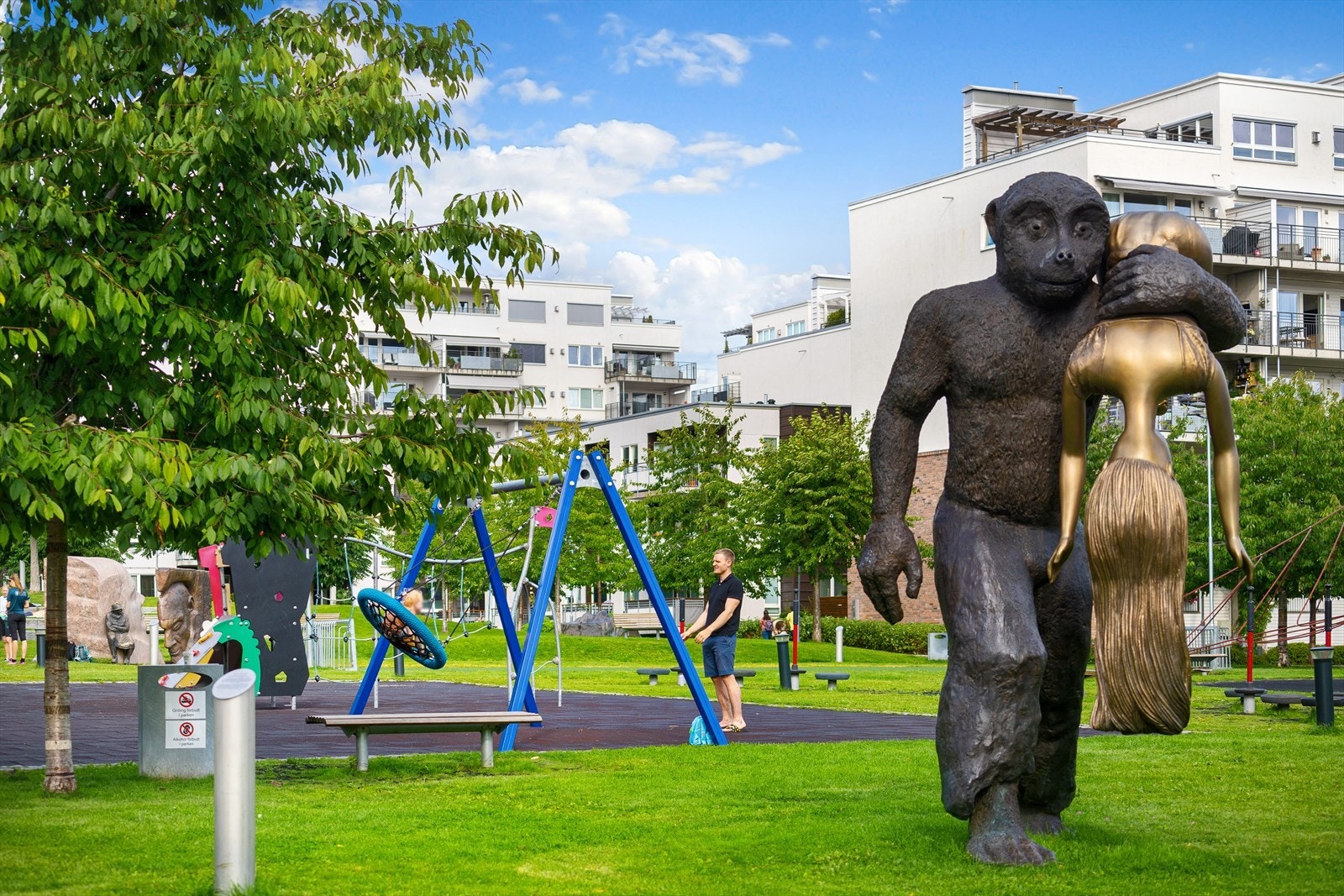 Løren har også parkanlegg med Peer Gynt-statuer og lekeapparater, samt Kanonhallen som benyttes som kulturhus. Galleribilde