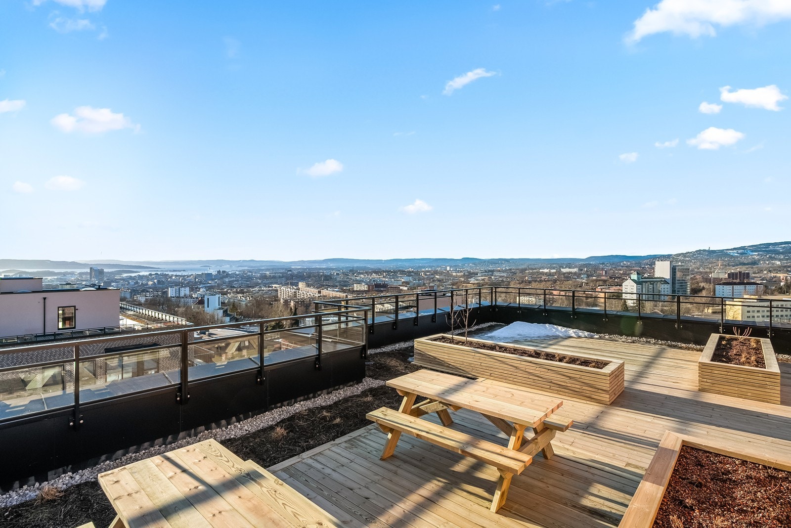 I tillegg til den store og flotte private vestvendte balkongen, tilbyr sameiet også en flott felles takterrasse med fantastisk panoramautsikt. Her er det enkel heisadkomsenkel fra leilighetens oppgang. Perfekt for å invitere venner til sosialt samvær. Galleribilde