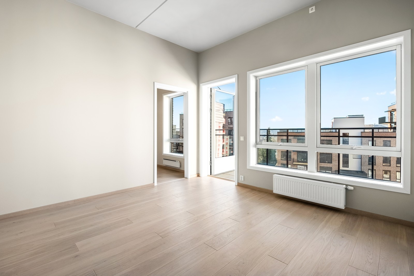 Leiligheten har store vindusflater som slipper inn rikelig med naturlig lys. Galleribilde