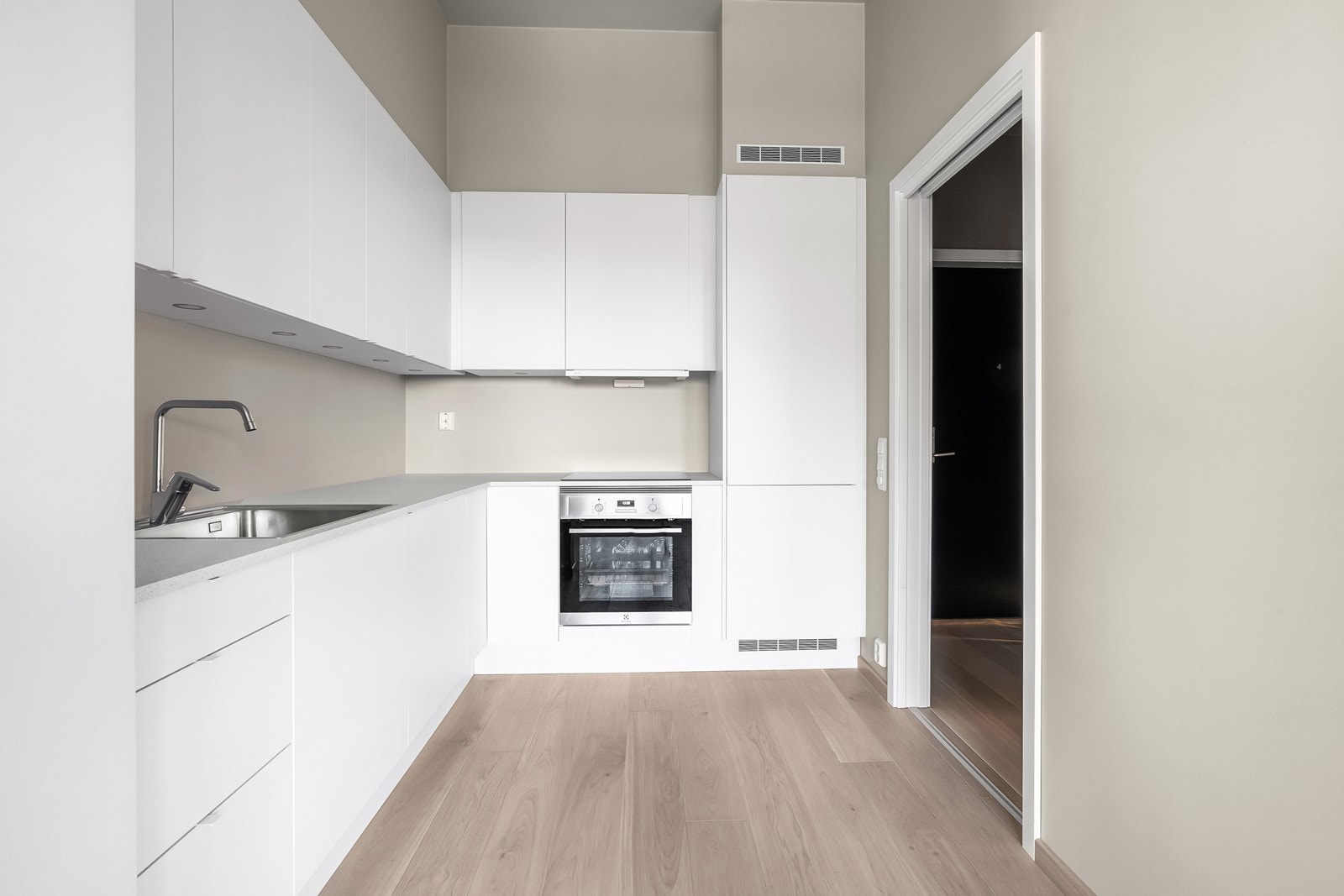 Tidløst og elegant kjøkken fra Sigdal, ideelt for både hverdagsbruk og sosial matlaging. Kjøkkenet har glatte fronter som gir et rent og moderne uttrykk, samt en laminatbenkeplate med nedfelt vask som er både praktisk og lett å vedlikeholde. Galleribilde