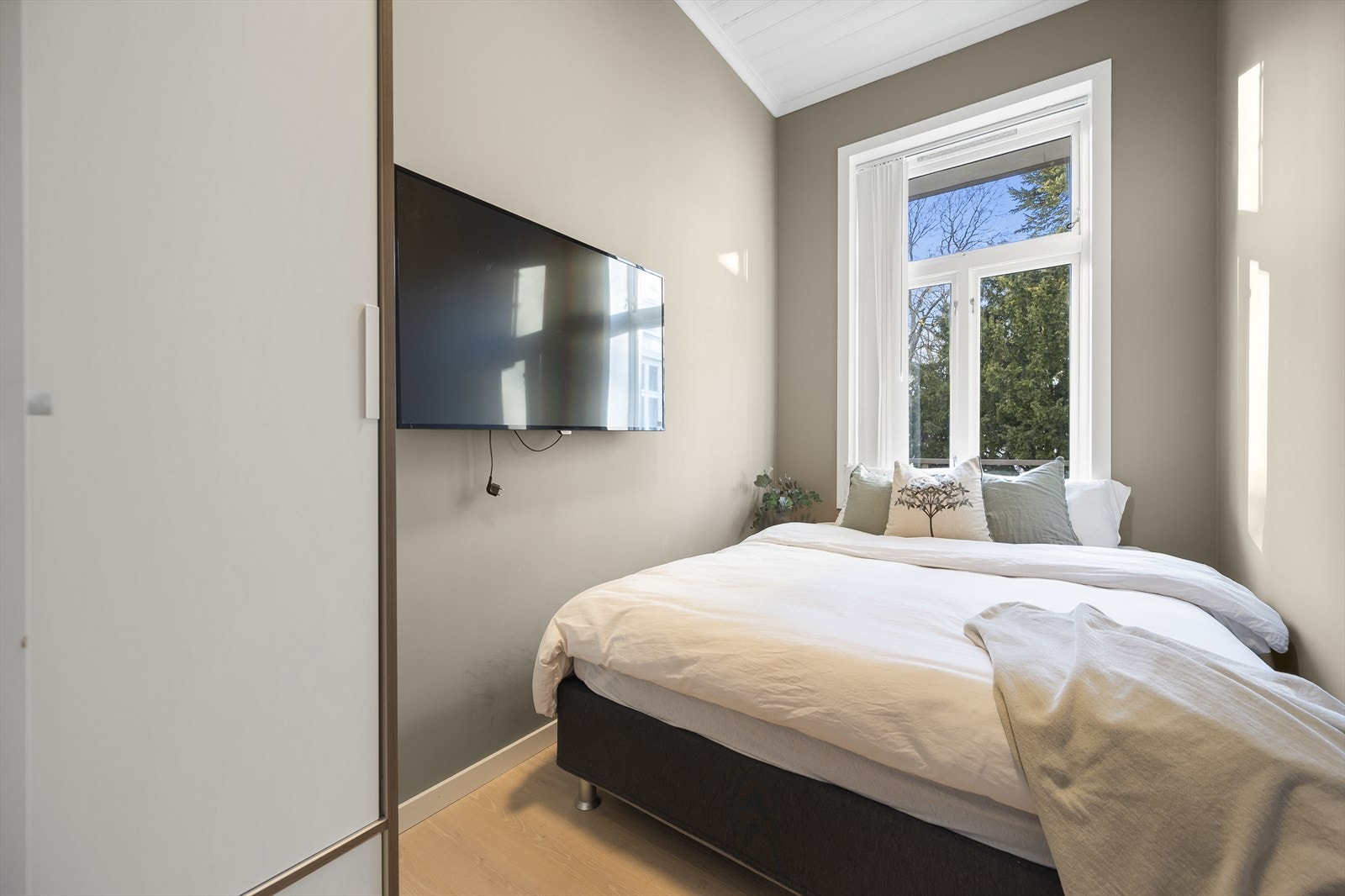 Soverom 2 er også av god størrelse med plass til seng samt øvrige møbler. I tillegg byr rommet på gode oppbevaringsmuligheter med garderobeskap. Galleribilde