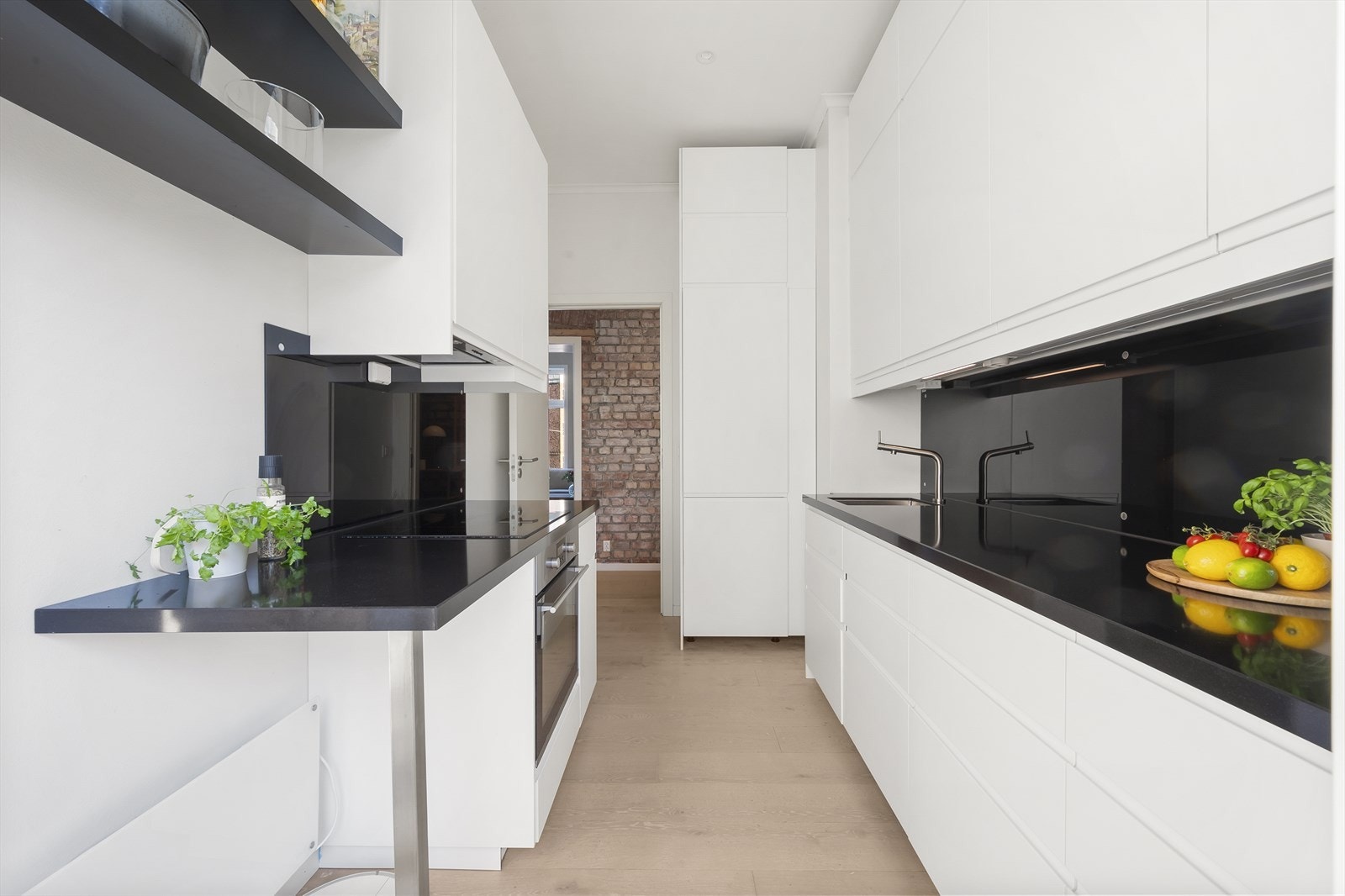 Kjøkkenet er fullt utstyrt med integrerte hvitevarer, inkludert platetopp, stekeovn, oppvaskmaskin og kjøl/fryseskap. Galleribilde