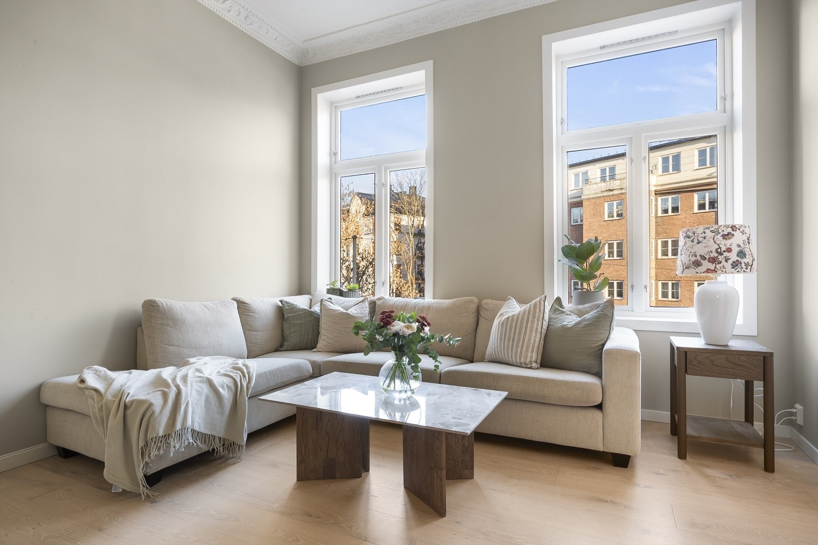 Den fleksible planløsningen gir mulighet for flere møbleringsalternativer, og det er god plass til både en komfortabel sofagruppe, TV-møbler og et spisebord med tilhørende stoler. Galleribilde