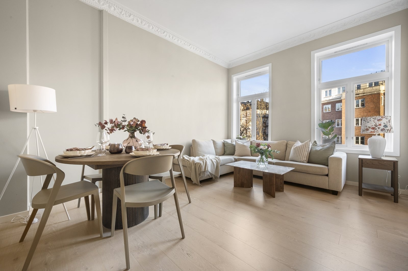 Velkommen til Stensgata 4A! Dette er en klassisk og stilren 3-roms leilighet med en rolig og idyllisk beliggenhet på Adamstuen, like ved Stensparken. Her bor du i et fredelig og naturskjønt område, samtidig som du har byens fasiliteter like i nærheten. Galleribilde