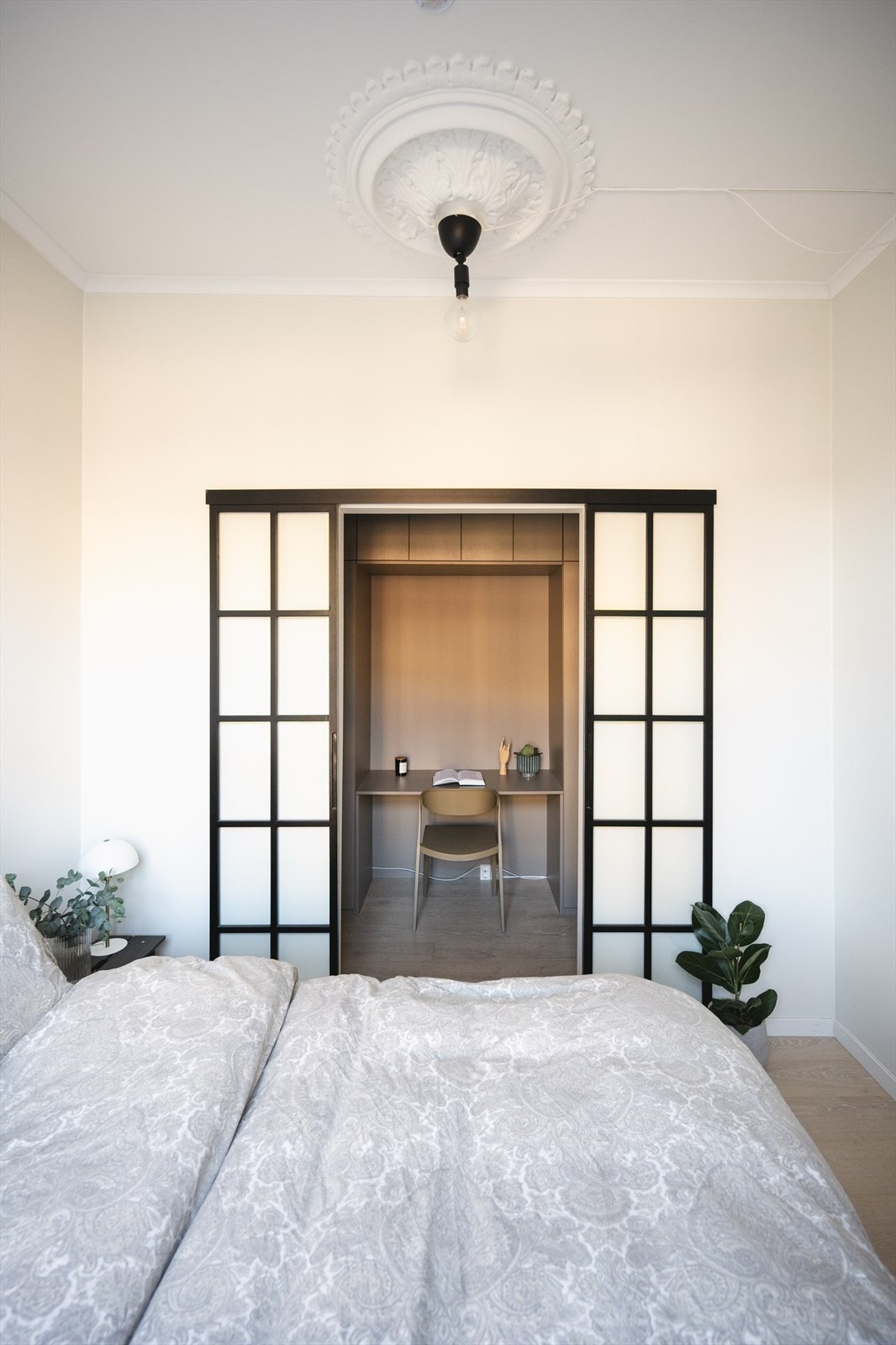 Fra soverommet er det umiddelbar tilgang til en romslig og funksjonell walk-in-garderobe, som gir rikelig med oppbevaringsplass for klær og tilbehør. Galleribilde