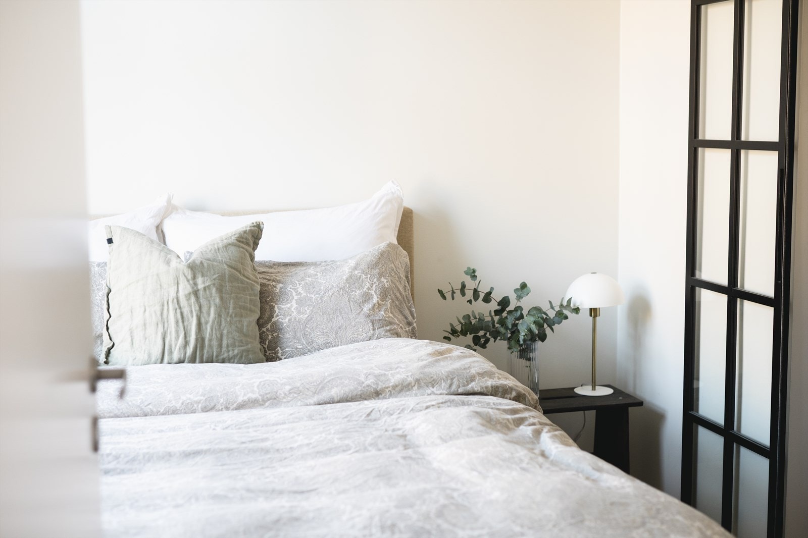 Fra stuen er det adkomst til hovedsoverommet. Galleribilde