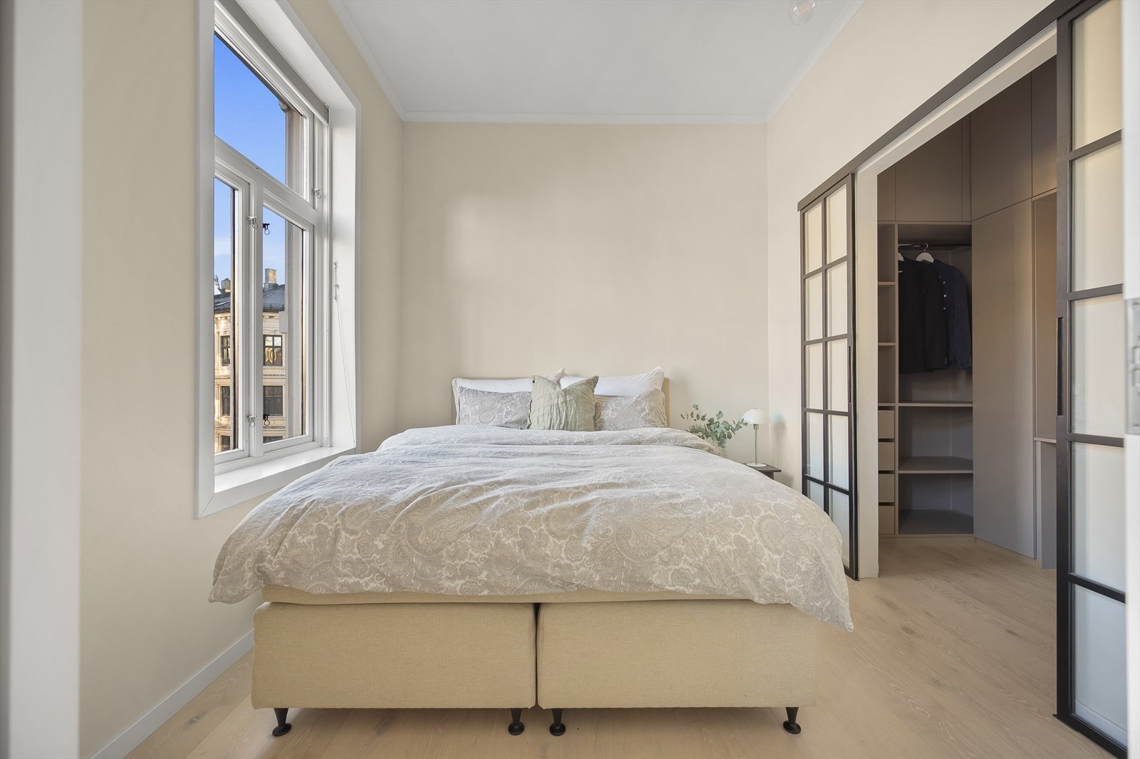 Soverommet er romslig, med plass til dobbeltseng, nattbord og tilhørende møbler. Galleribilde