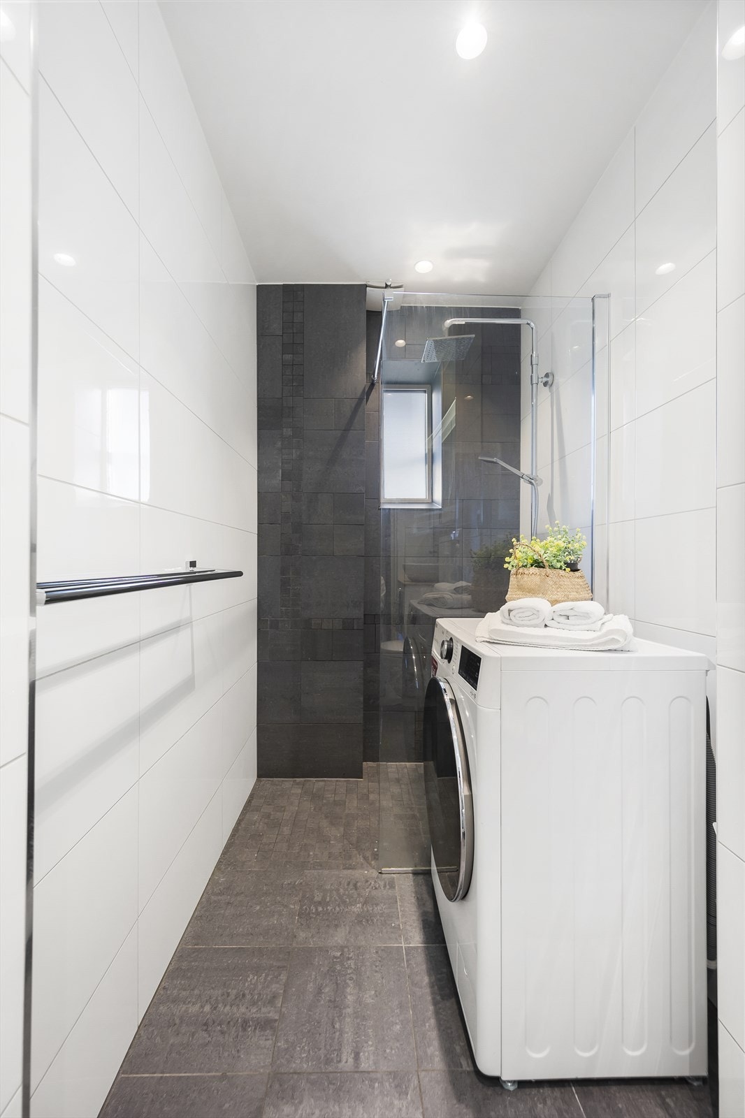 Baderommet er pent flislagt og har innfelte downlights samt elektrisk gulvvarme. Galleribilde