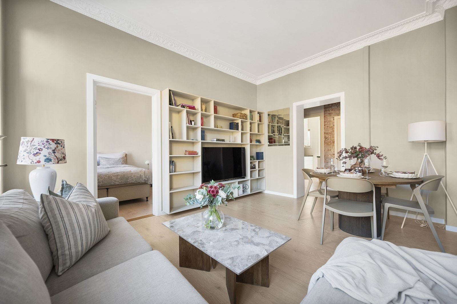 Boligen har flere klassiske detaljer, som stukkatur og elegante rosetter, som tilfører en ekstra dimensjon av sjarm og karakter til rommene. Galleribilde