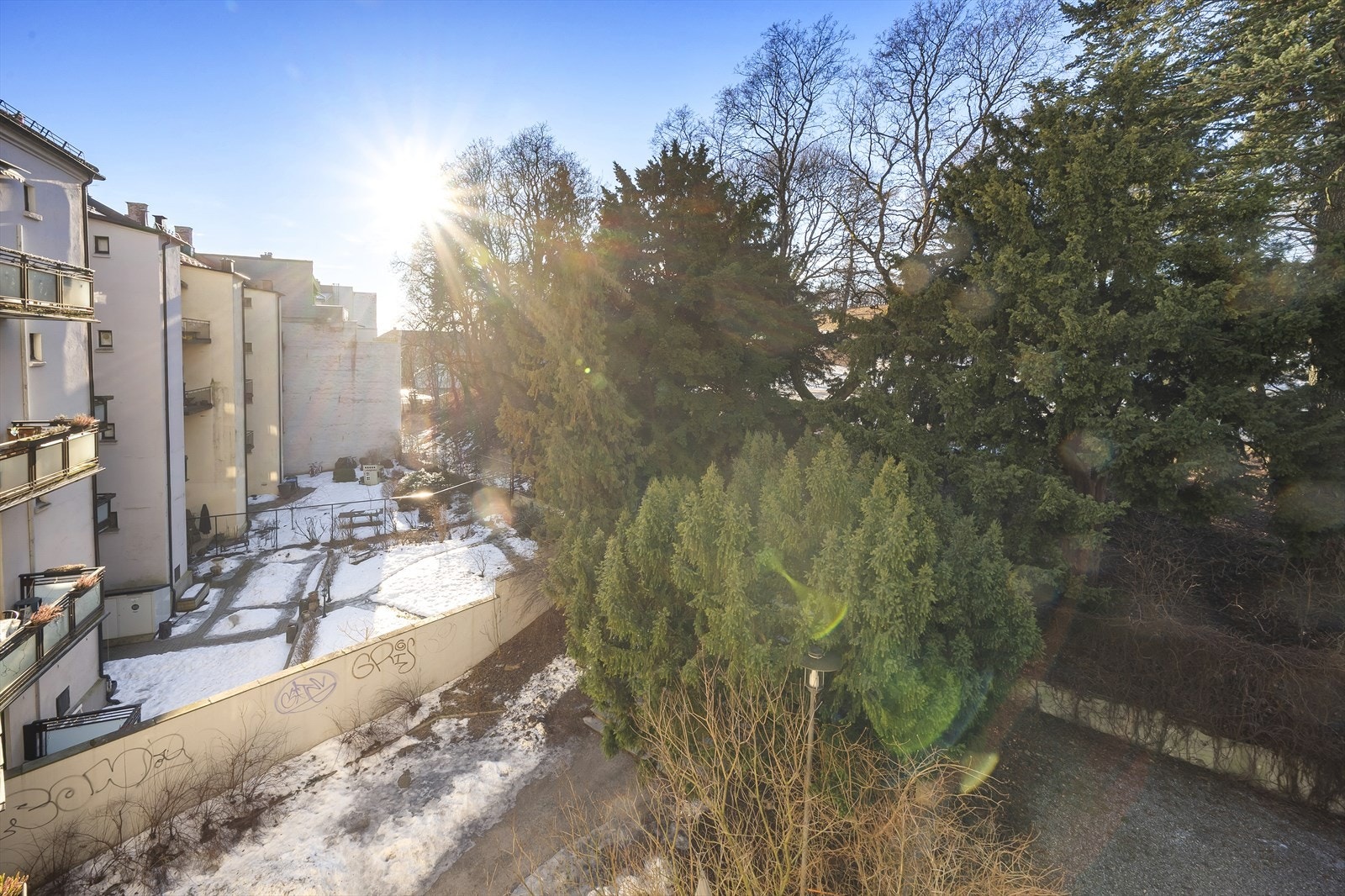 Med plass til utemøbler, beplantning og en gassgrill, kan du enkelt skape en koselig uteoase som inviterer til både rolige stunder og sosialt samvær i solfylte omgivelser Galleribilde