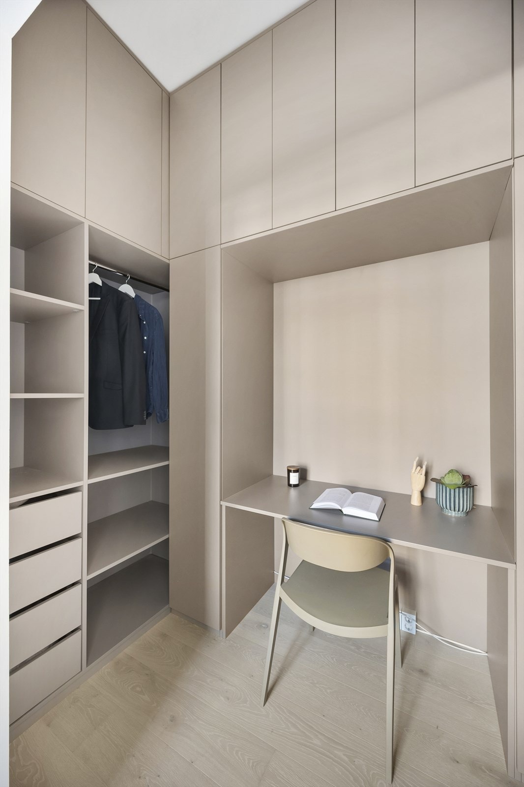 Garderoben er perfekt organisert for å skape orden og oversikt, og gir et elegant og praktisk element til boligen. Galleribilde