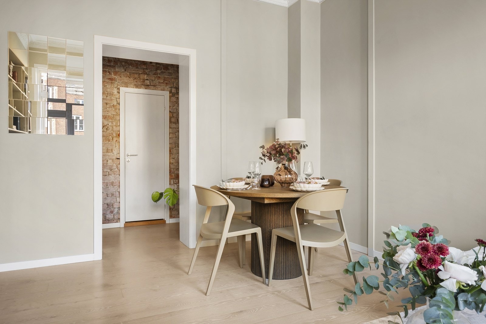 I stuen er det god plass til et innbydende spisebord, perfekt for måltider og sosiale sammenkomster. Galleribilde