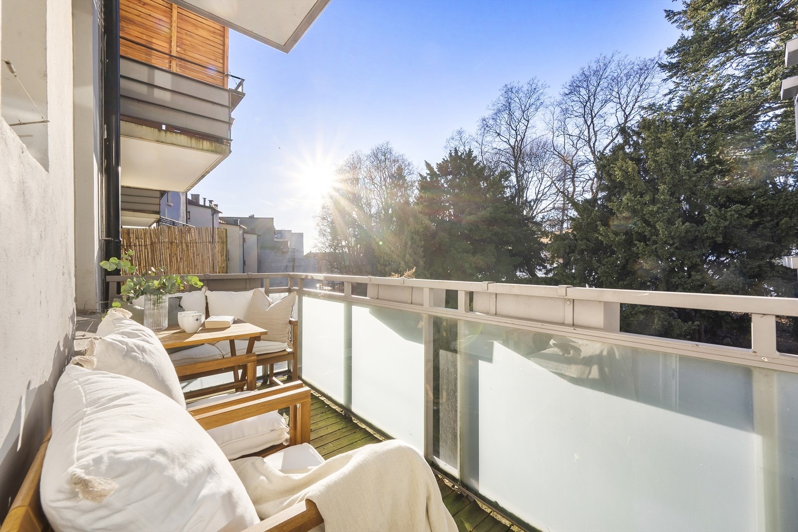 Leiligheten byr på en herlig vestvendt balkong på ca. 5,6 m² med sol fra ettermiddag til kveld. Galleribilde