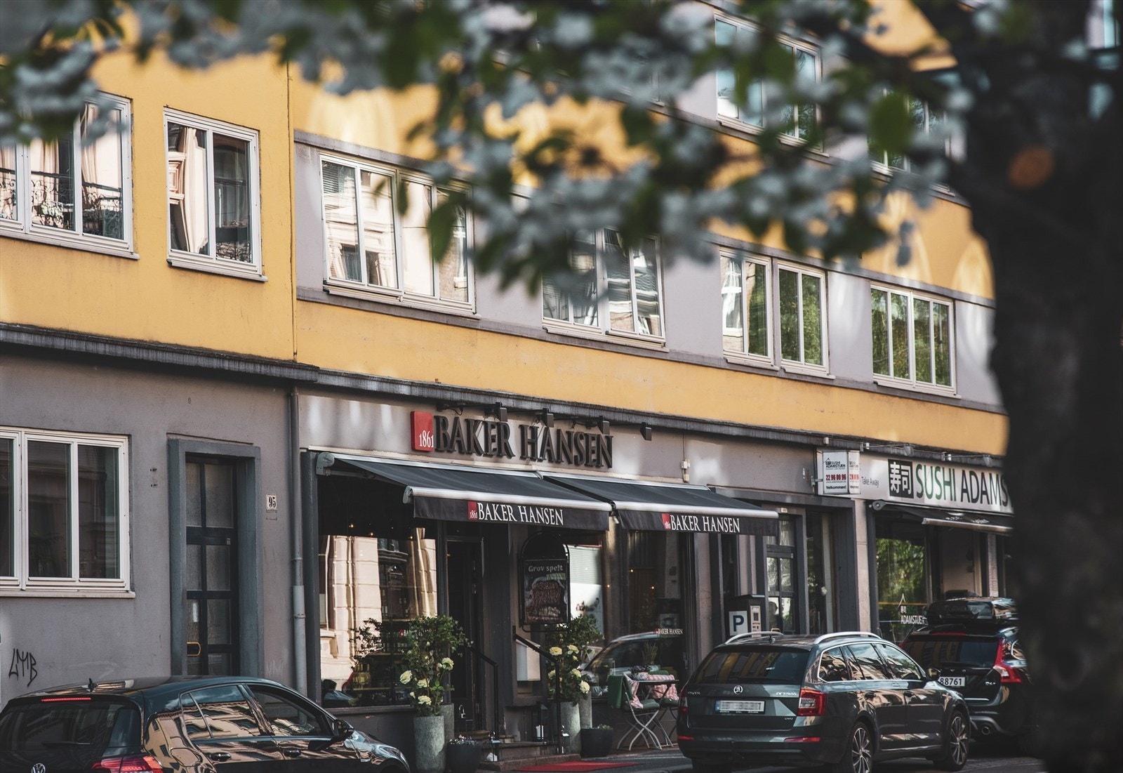 Det finnes et bredt utvalg av koselige kafeer i nærområdet, som gir gode muligheter for avslapning og sosialt samvær. Galleribilde