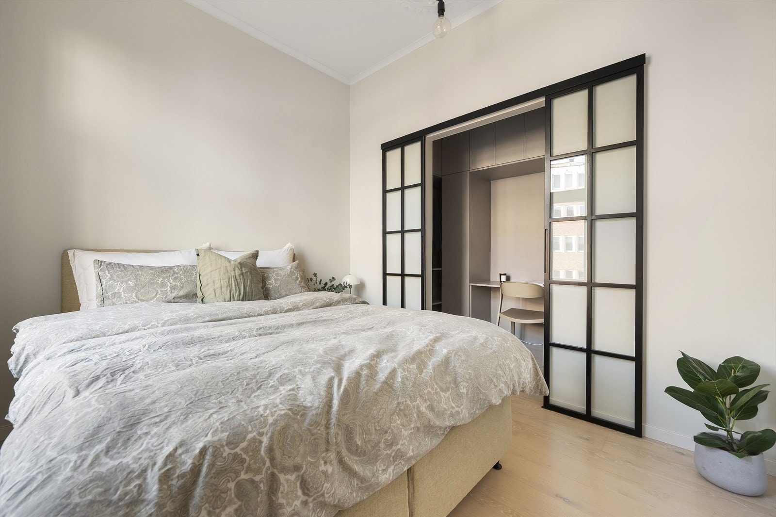 De lyse og delikate fargevalgene på veggene, sammen med store vindusflater, skaper en lys og behagelig atmosfære. Galleribilde