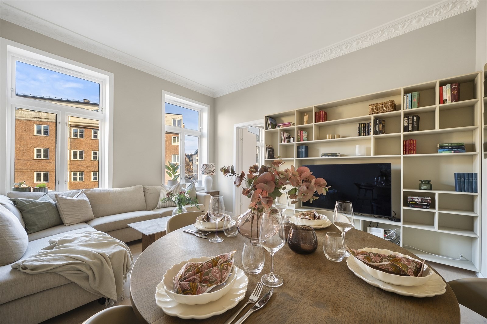 Gulvet er belagt med stilren 1-stavs parkett, som sammen med de nydelig malte overflatene i moderne og delikate fargetoner, skaper en innbydende og tidløs ramme for hjemmet ditt. Galleribilde