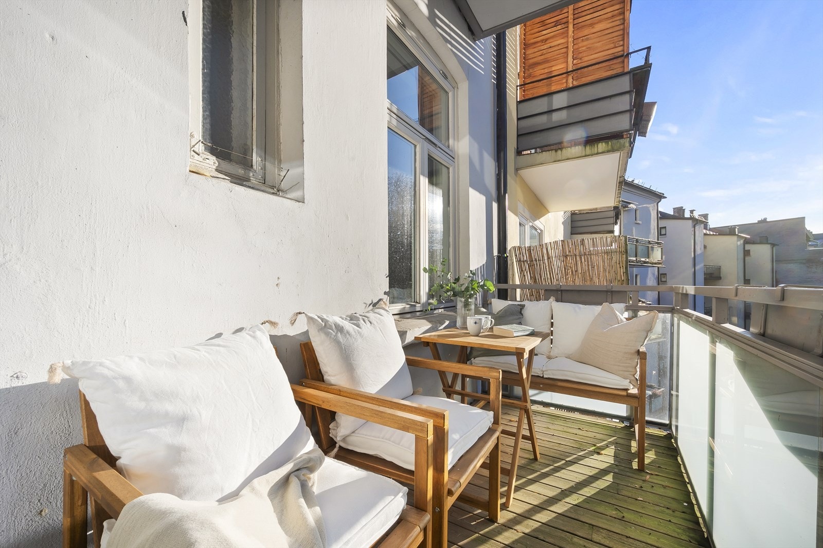 Fra kjøkkenet er det utgang til en solrik, vestvendt balkong på ca. 5,6 m², som nyter godt av sollys store deler av dagen. Galleribilde