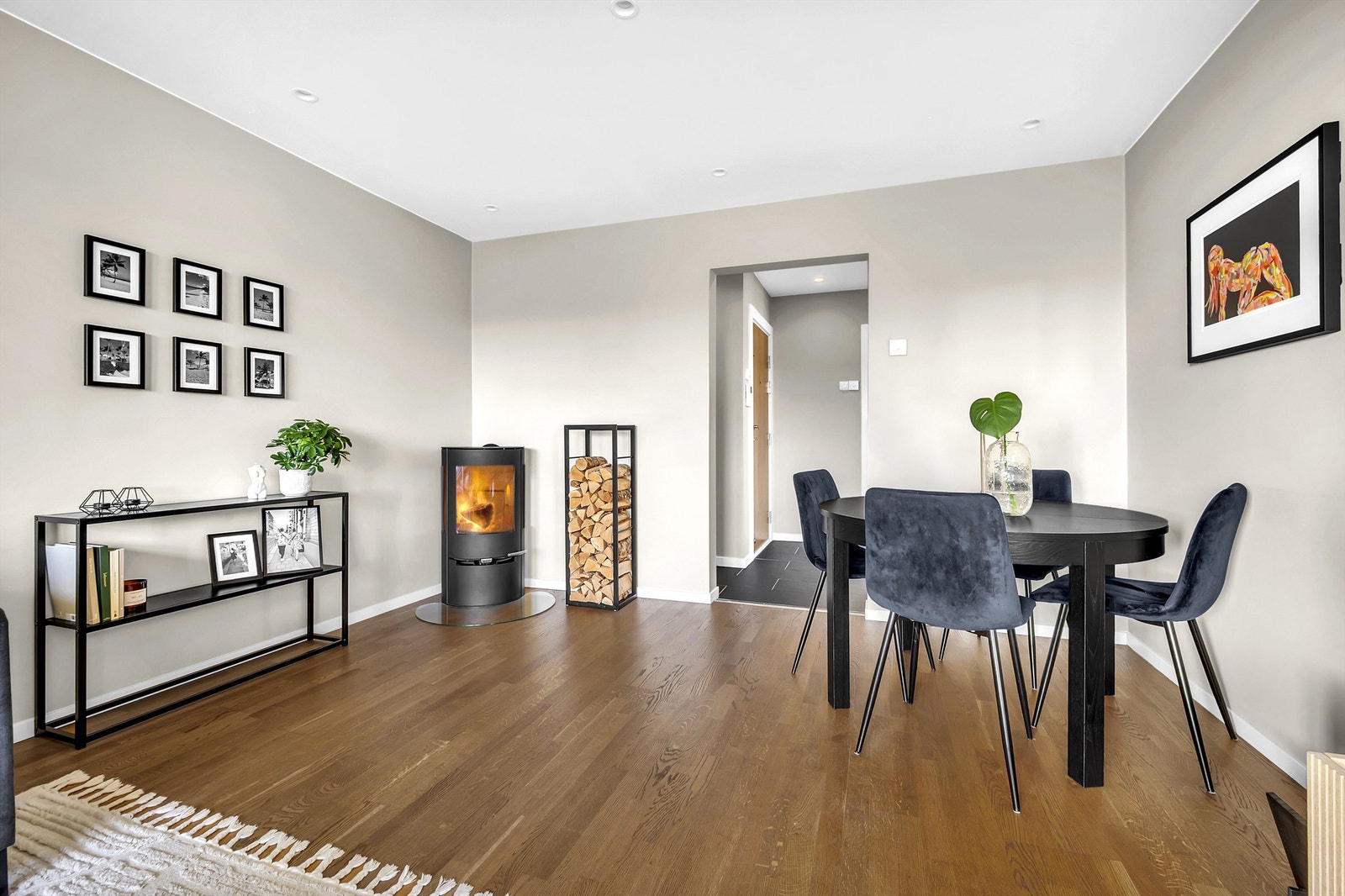 Det er nedsenket himling med downlights. Leiligheten for øvrig er malt i nøytrale og lyse farger. Galleribilde