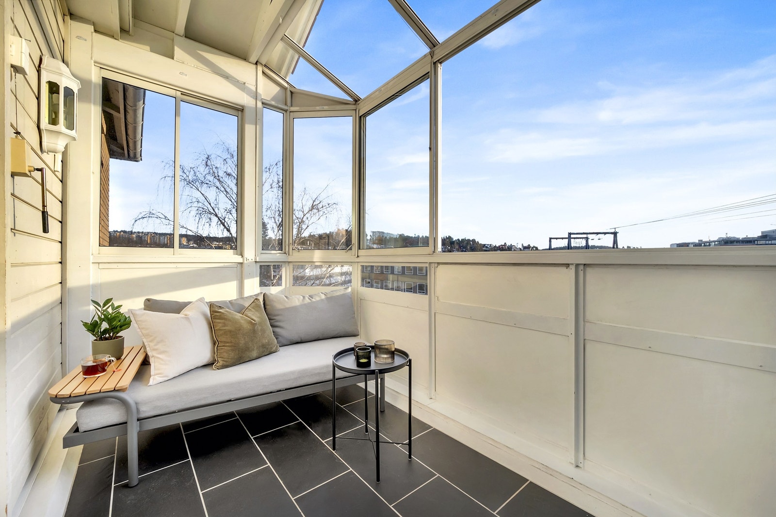 Balkongen vender sør. Galleribilde