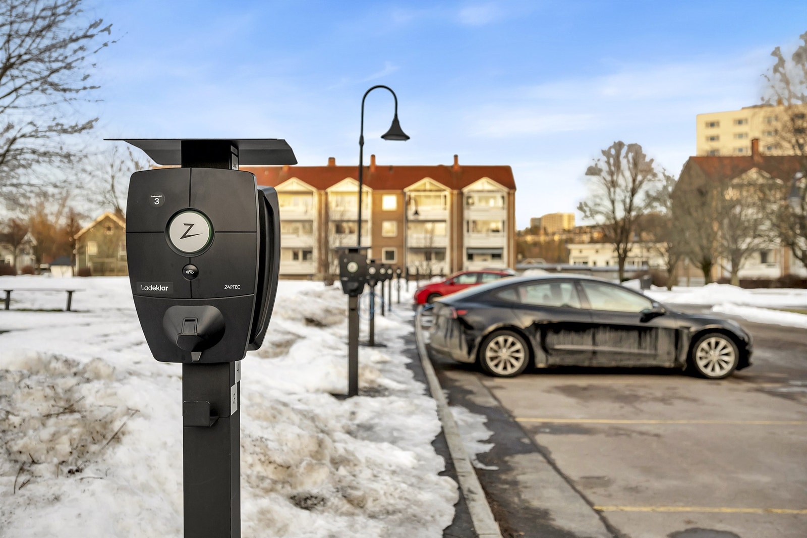 Felles ladeplasser i borettslaget. Vanlige parkeringsplasser kan også leies etter liste. Galleribilde