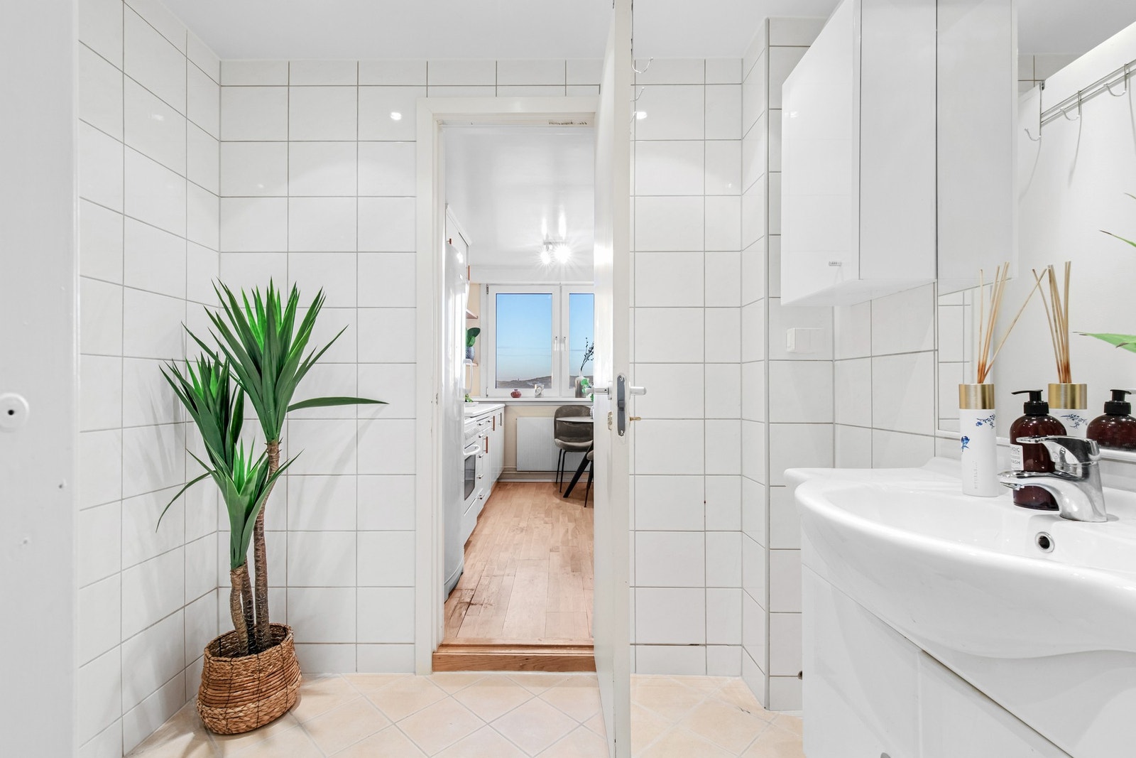 Badet har flislagte vegger og gulv med varmekabler, downlights i tak og Galleribilde