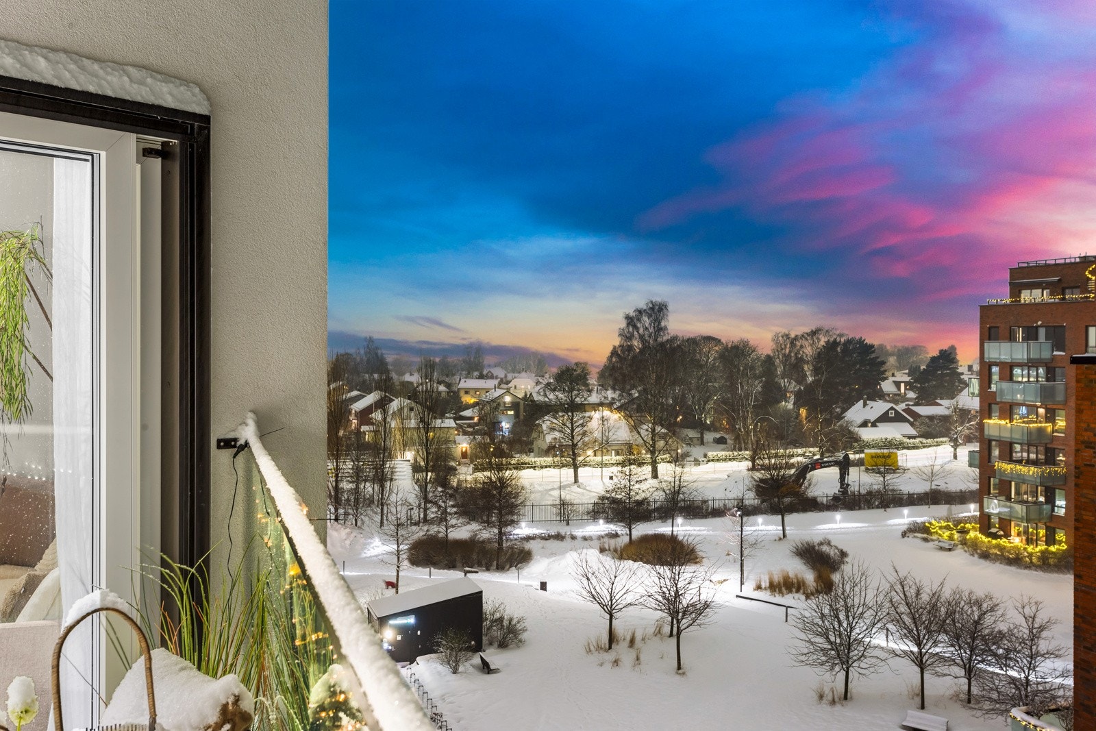 Leiligheten ligger høyt i 5.etasje m/heis og er på 65kvm. + balkong på 7kvm. og ekstern bod i kjeller på 9kvm. Galleribilde