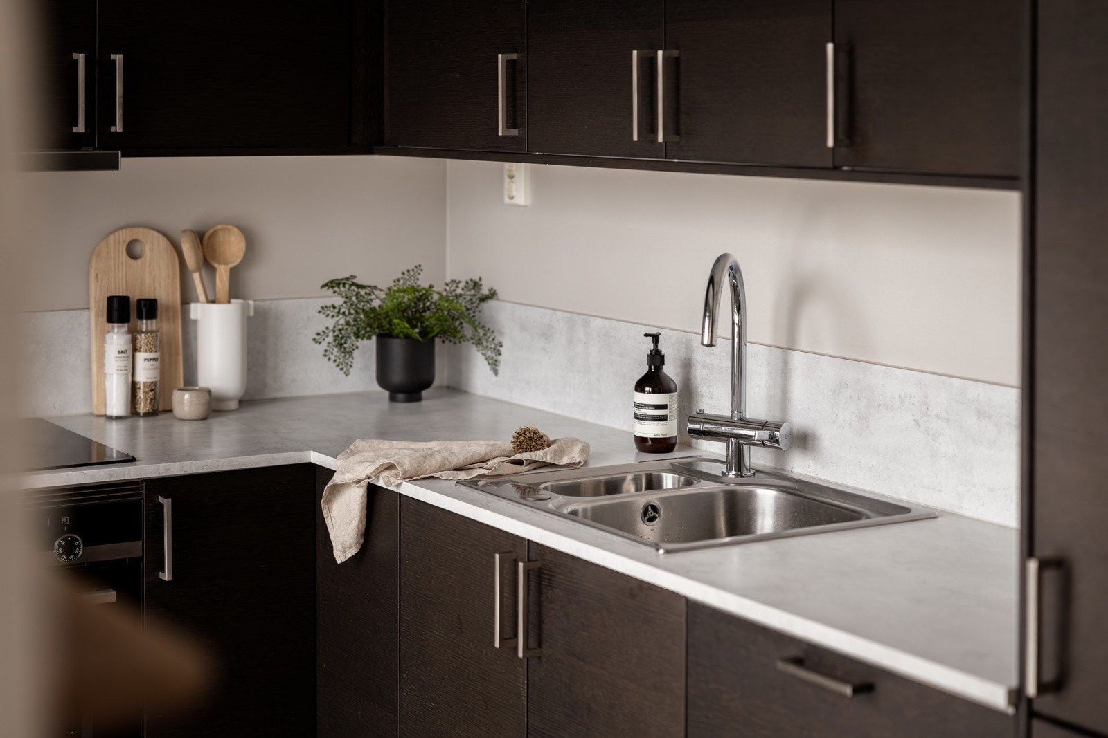 Integrert belysning under overskap og stikkontakt. Komfyrvakt og lekkasjestopper montert. Galleribilde