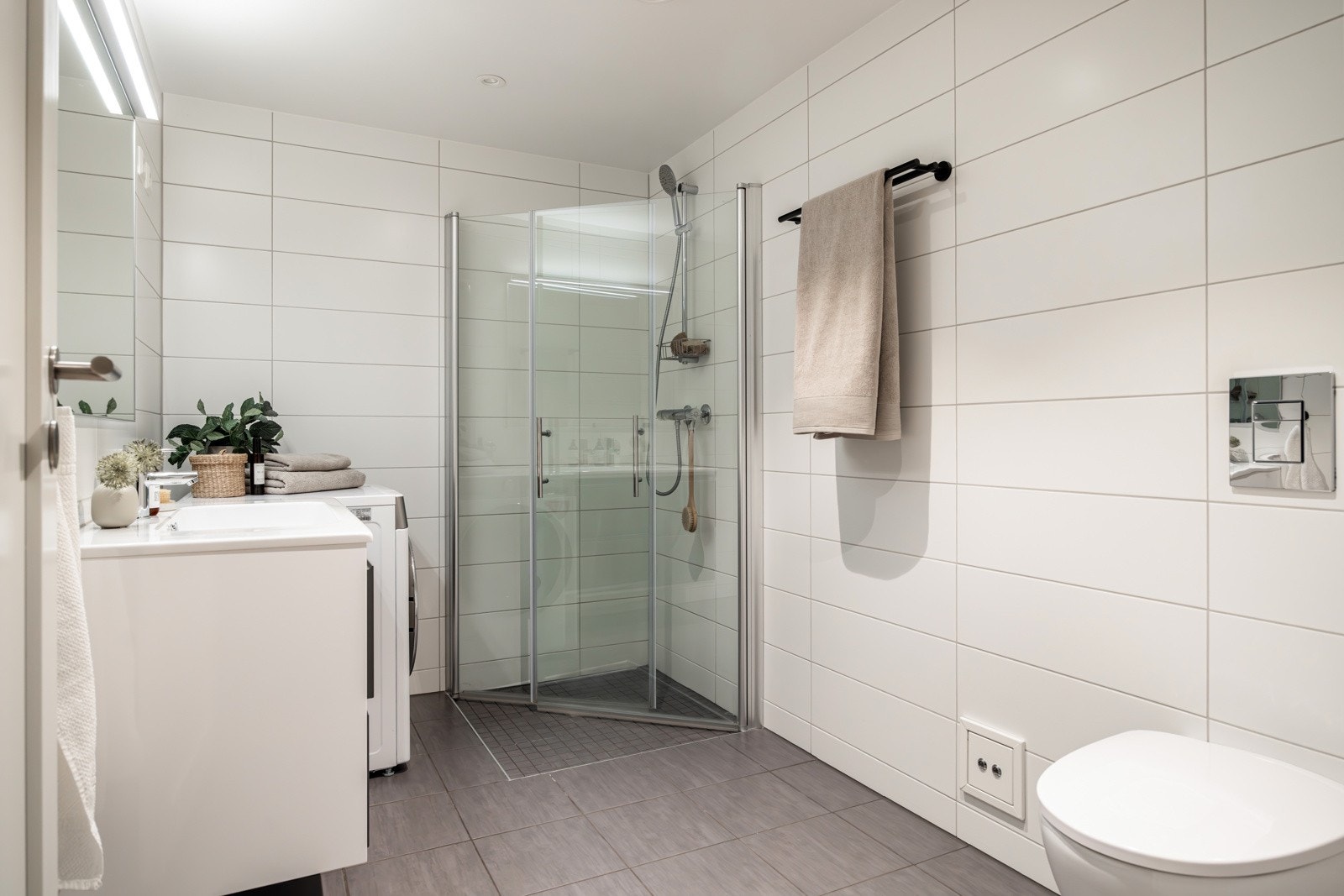 Leiligheten har et lyst og romslig bad med flislagte vegger og gulv. Galleribilde