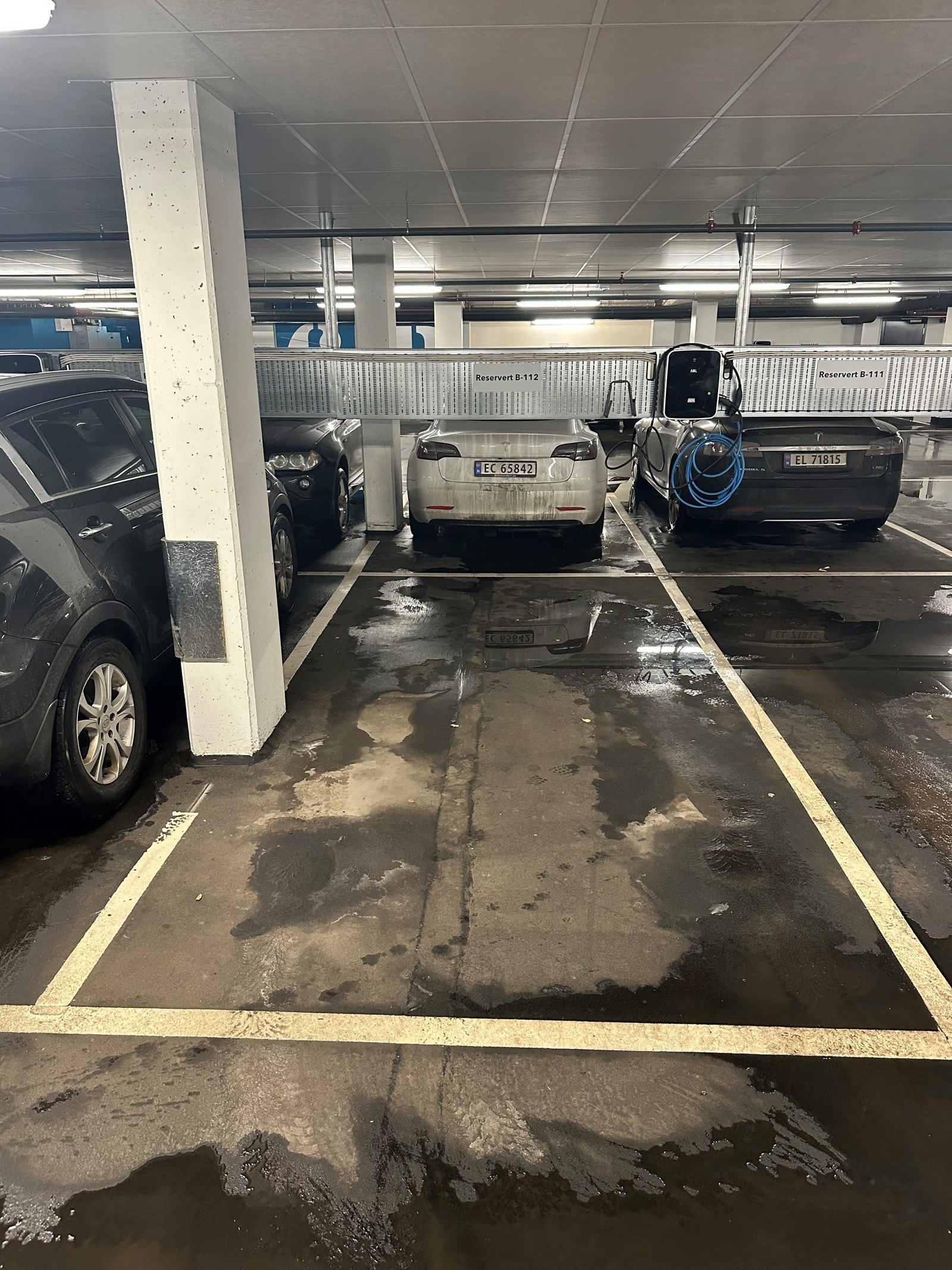 Det er mulig å kjøpe selgers garasjeplass med elbil-lading for et tillegg pris. Konferer med megler. Galleribilde