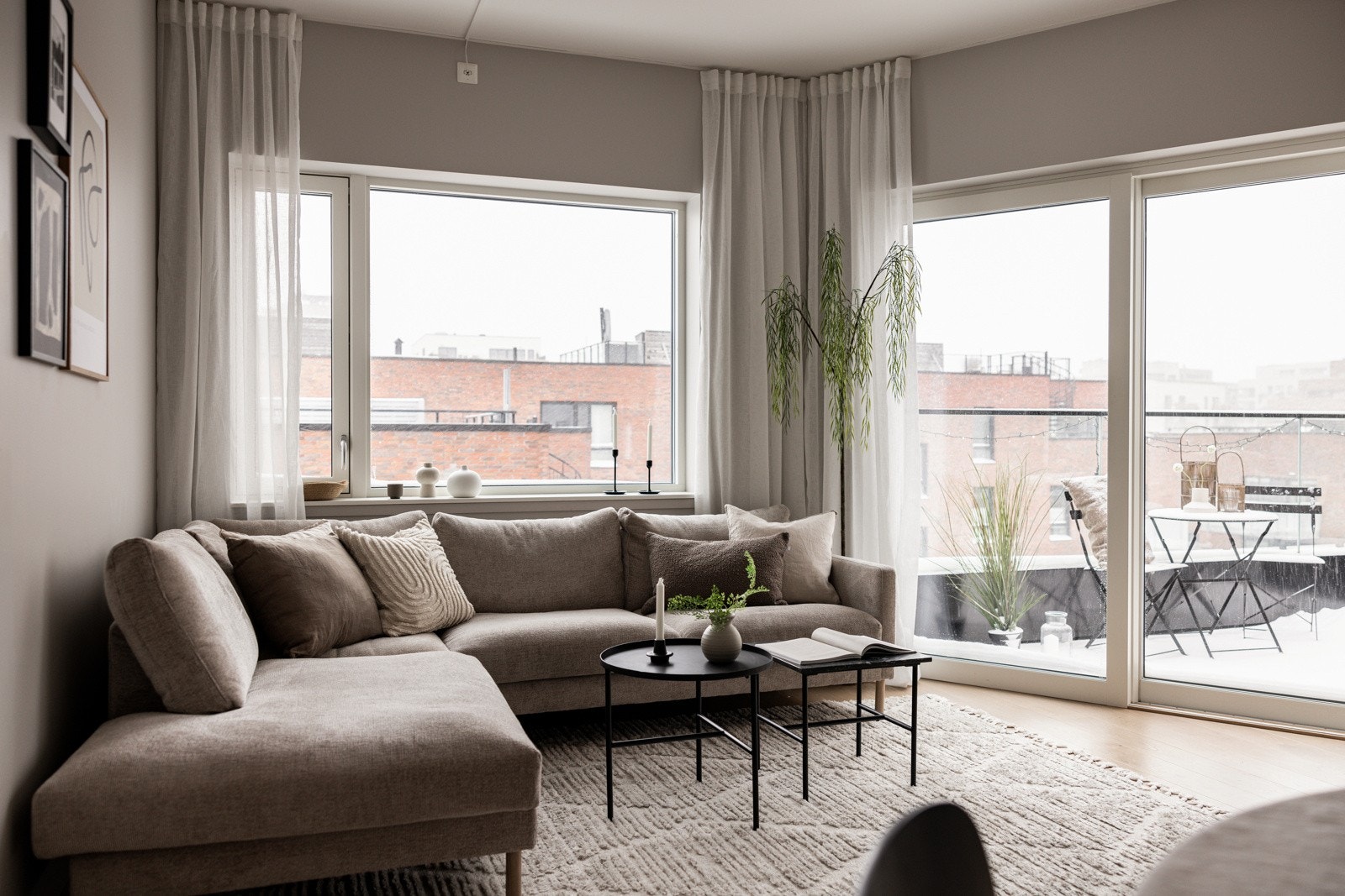 Hele leiligheten har store vindusflater som slipper inn godt med naturlig lys inn i boligen. Galleribilde