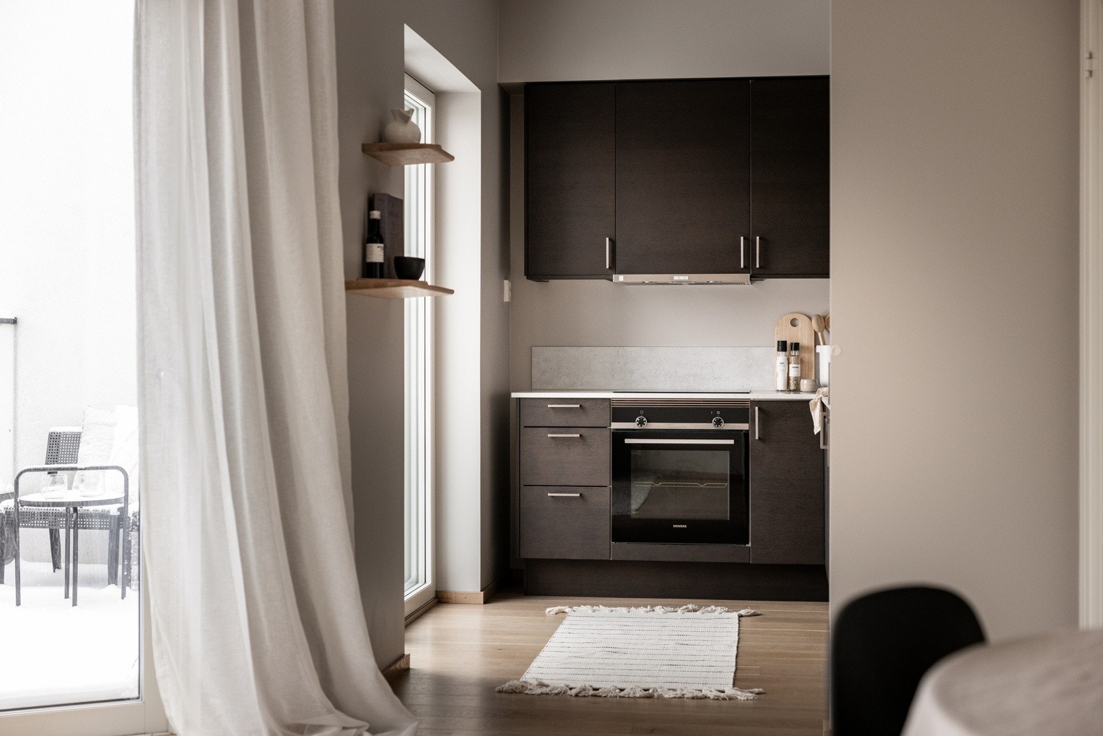 Kjøkkenet ligger i en delvis åpen løsning mot stuen. Galleribilde