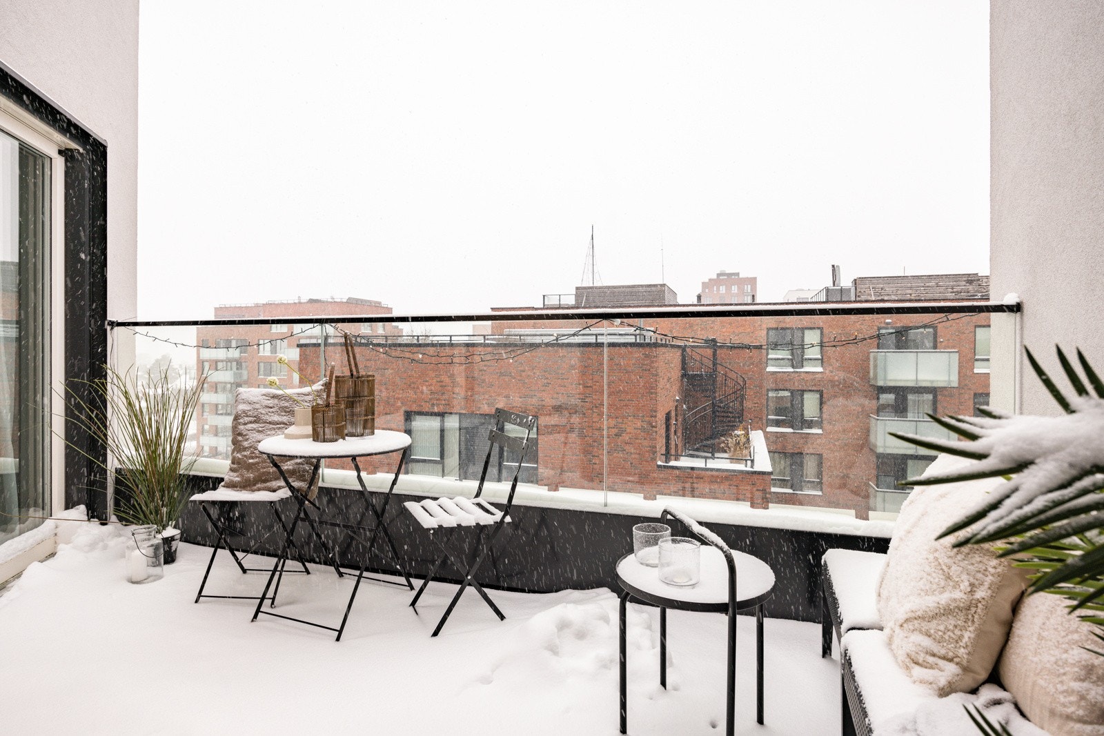 Balkongen har platting i tre og rekkverk i glass. Galleribilde