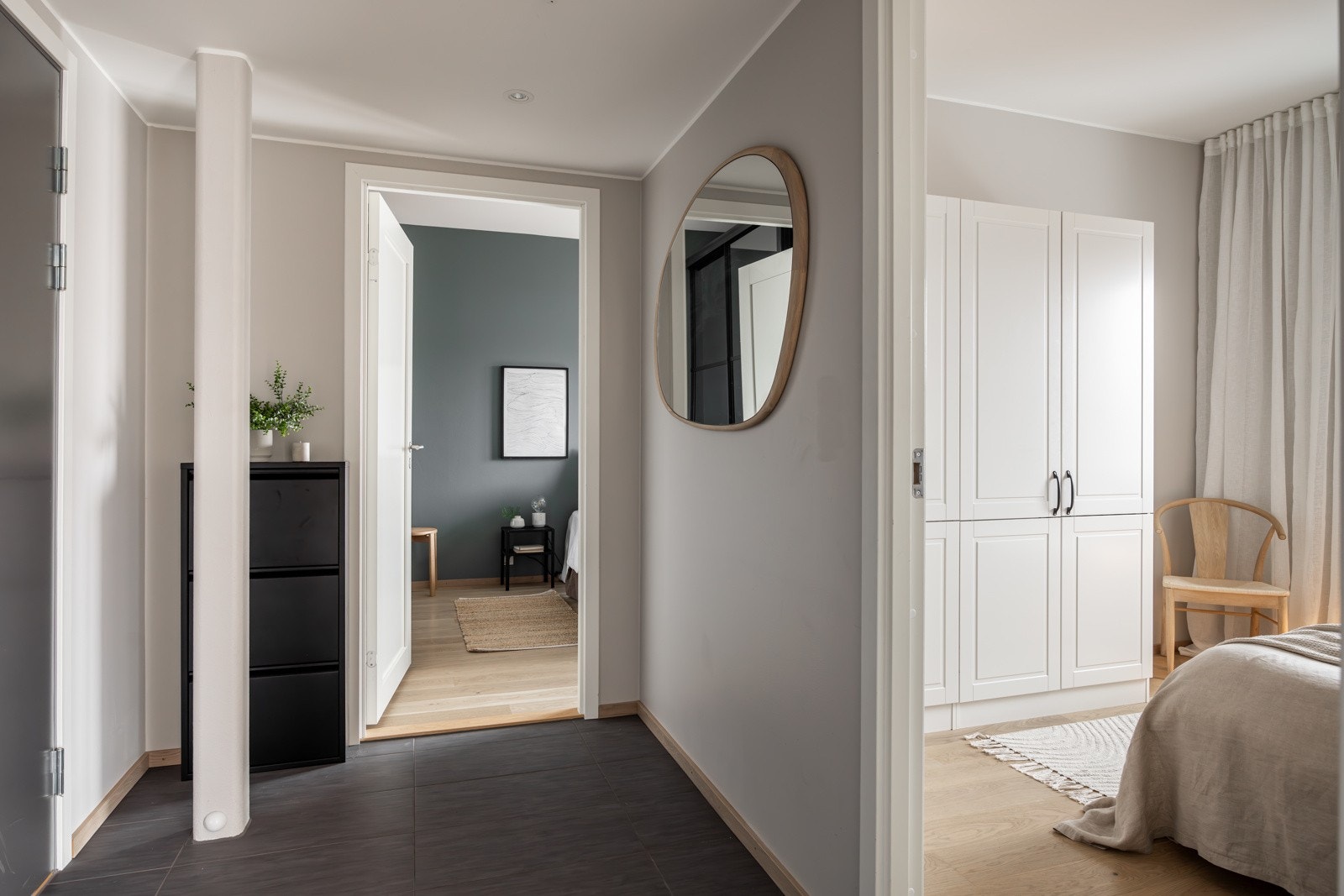 Fra entré/mellomgang er det tilgang til begge soverommene. Galleribilde