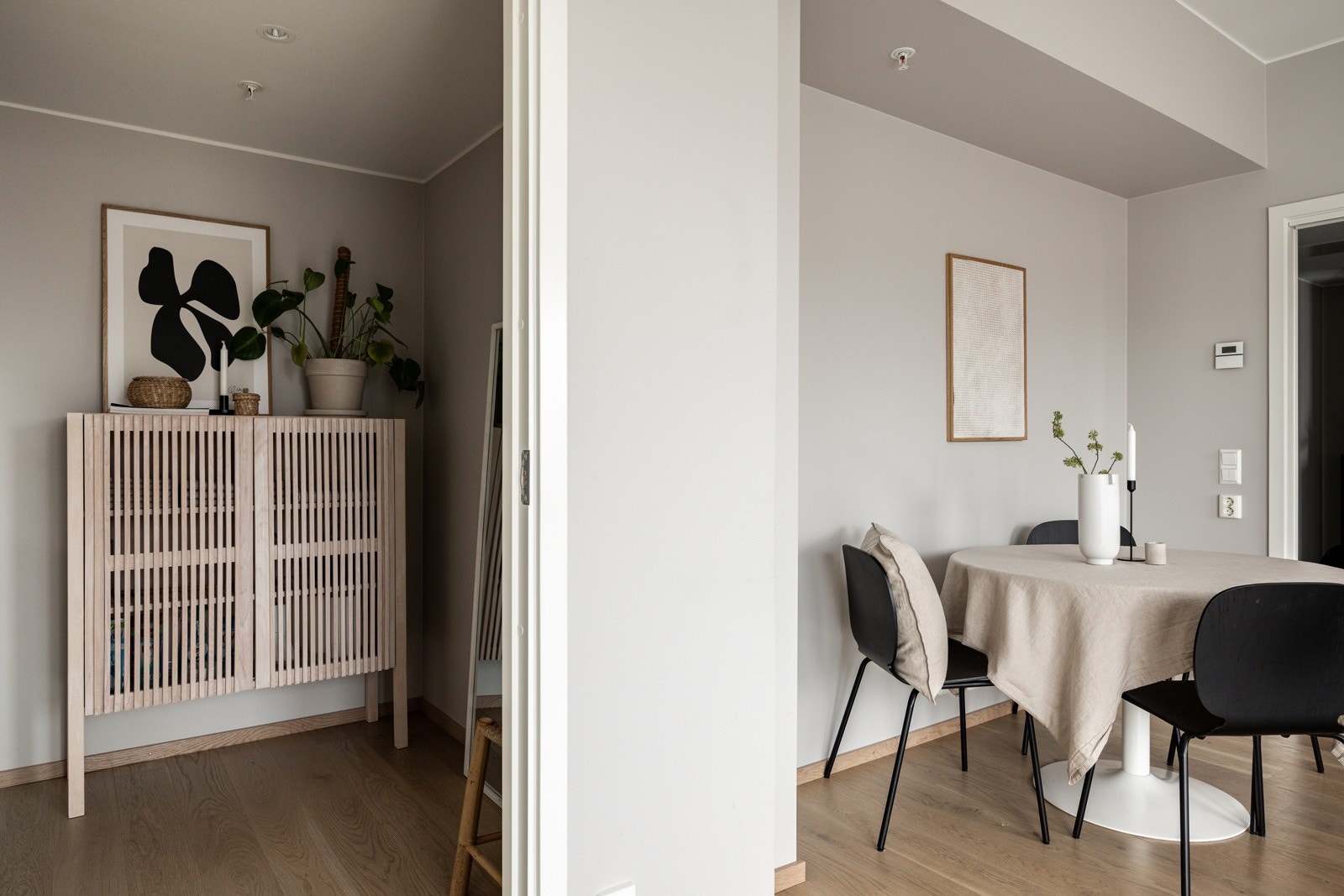 Praktisk mellomgang mellom stue og bad. Rommet kan brukes som hjemmekontor eventuelt innredes med ytterligere oppbevaringsløsninger. Galleribilde