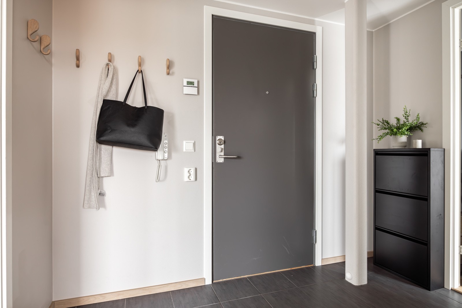 Brann- og lydklassifisert entrédør med kikkehull. Galleribilde