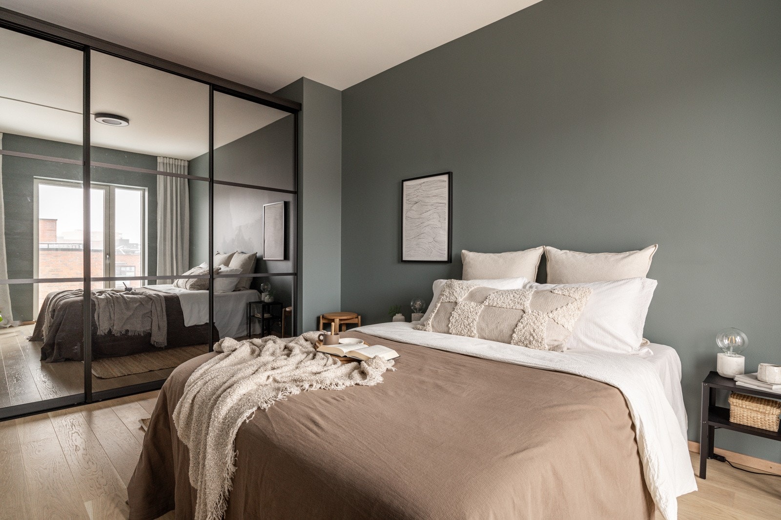 Det er en god takhøyde i hele leiligheten. Galleribilde