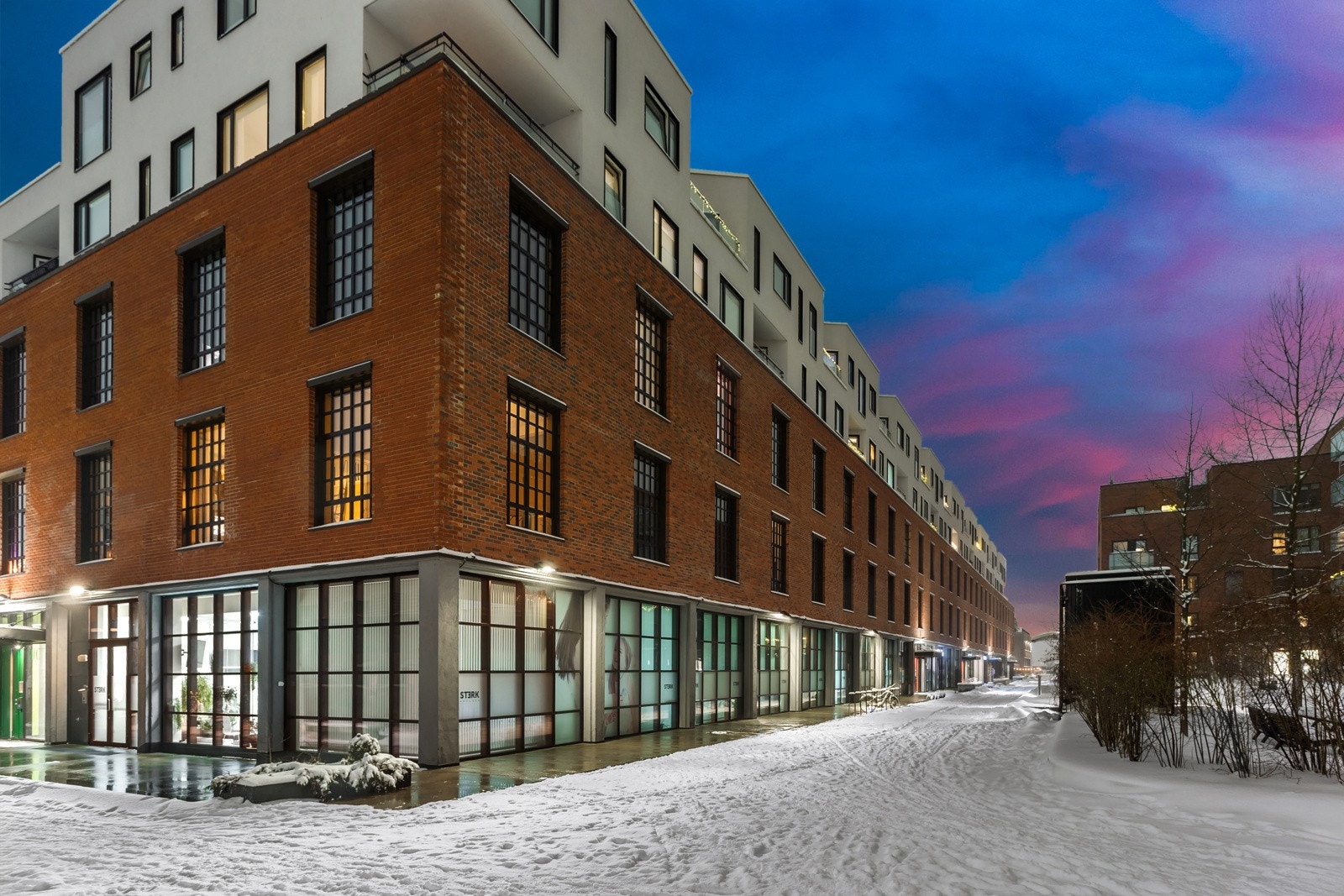 Fasade kveld. Galleribilde