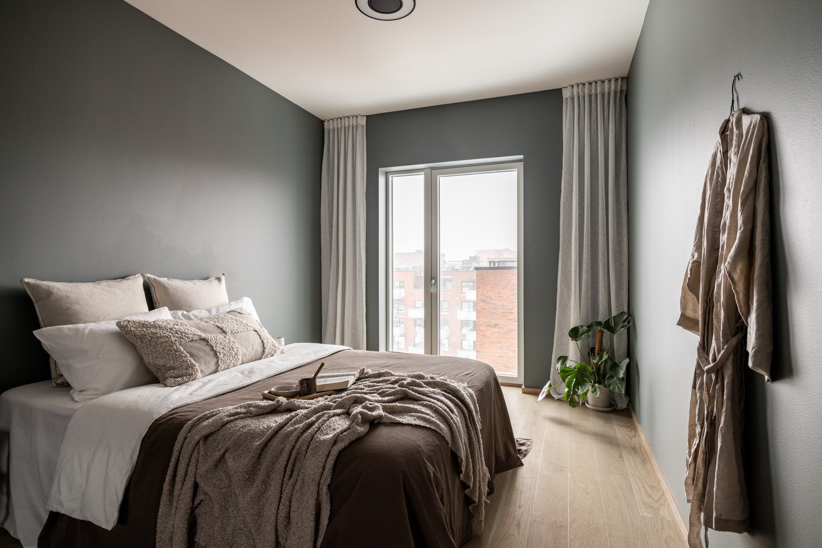 Leiligheten ligger rolig og trafikkstille til så her er alt lagt til rette for en god natt søvn. Galleribilde