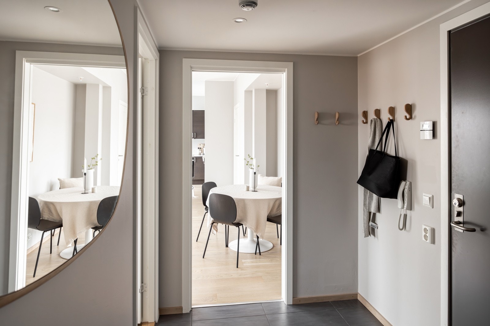 I leiligheten er en praktisk gang/entré med flislagt gulv. Det er plass til å sette inn garderobeskap eventuelt skohylle og knagger som er dagens løsning. Galleribilde