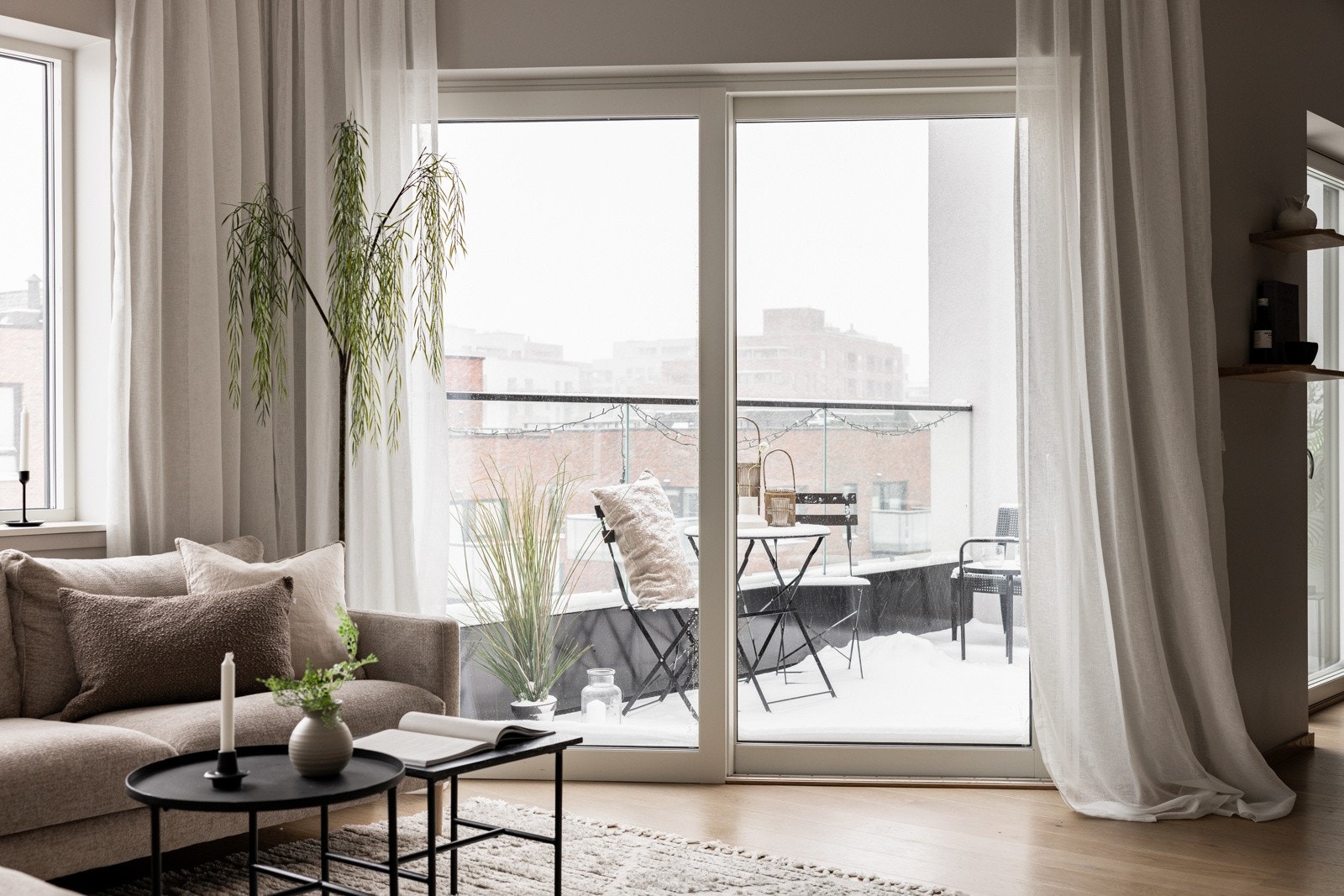 Utgang til balkong via skyvedør. Balkongen oppleveses som en forlengelse av stuen på varme dager. Galleribilde