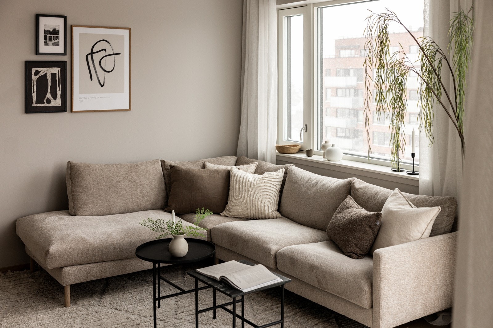 Det er god plass til både sofagruppe og spisebordgruppe i stuen. Tv har tidligere hengt på vegg over spisebord. Galleribilde