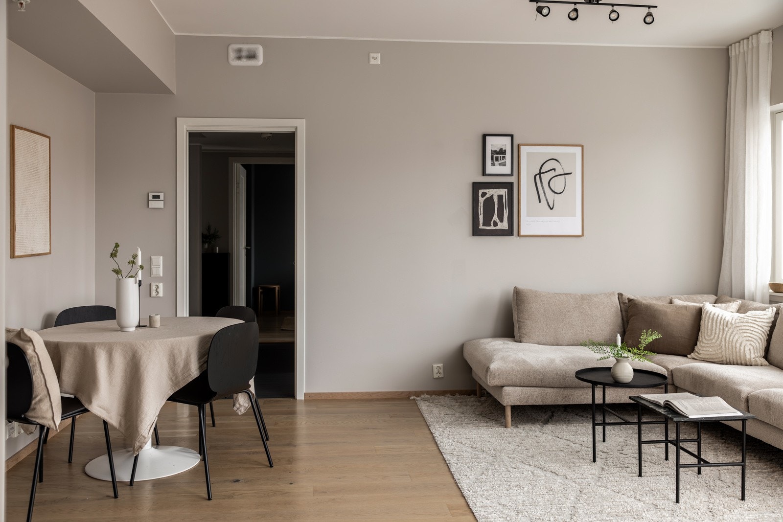 Selger har hatt vegghengt TV på vegg over spisebord (lagt til rette med flere stikkontakter på vegg). Galleribilde