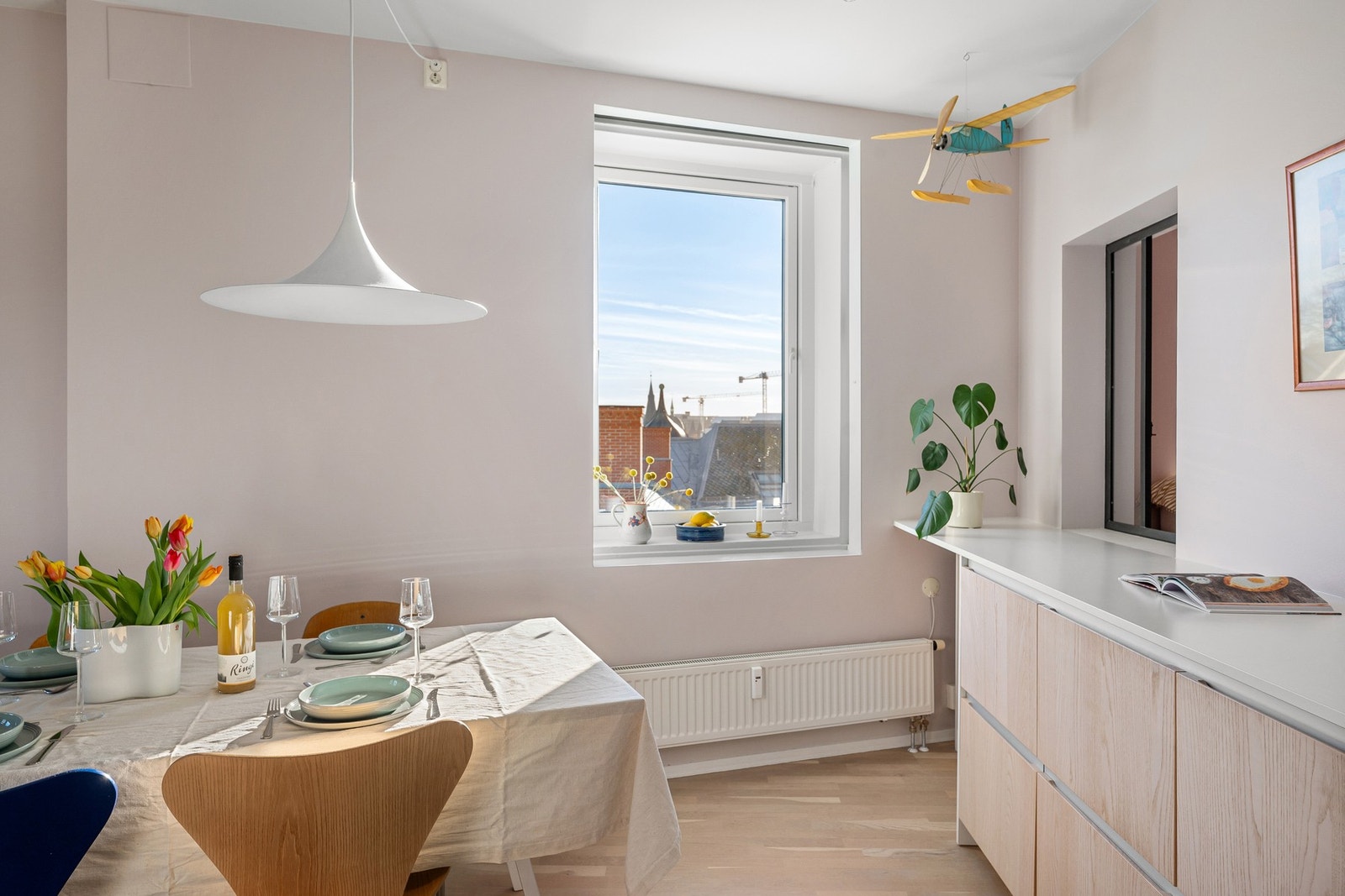 Stort vindu på kjøkkenet tilfører rommet mye naturlig lys Galleribilde