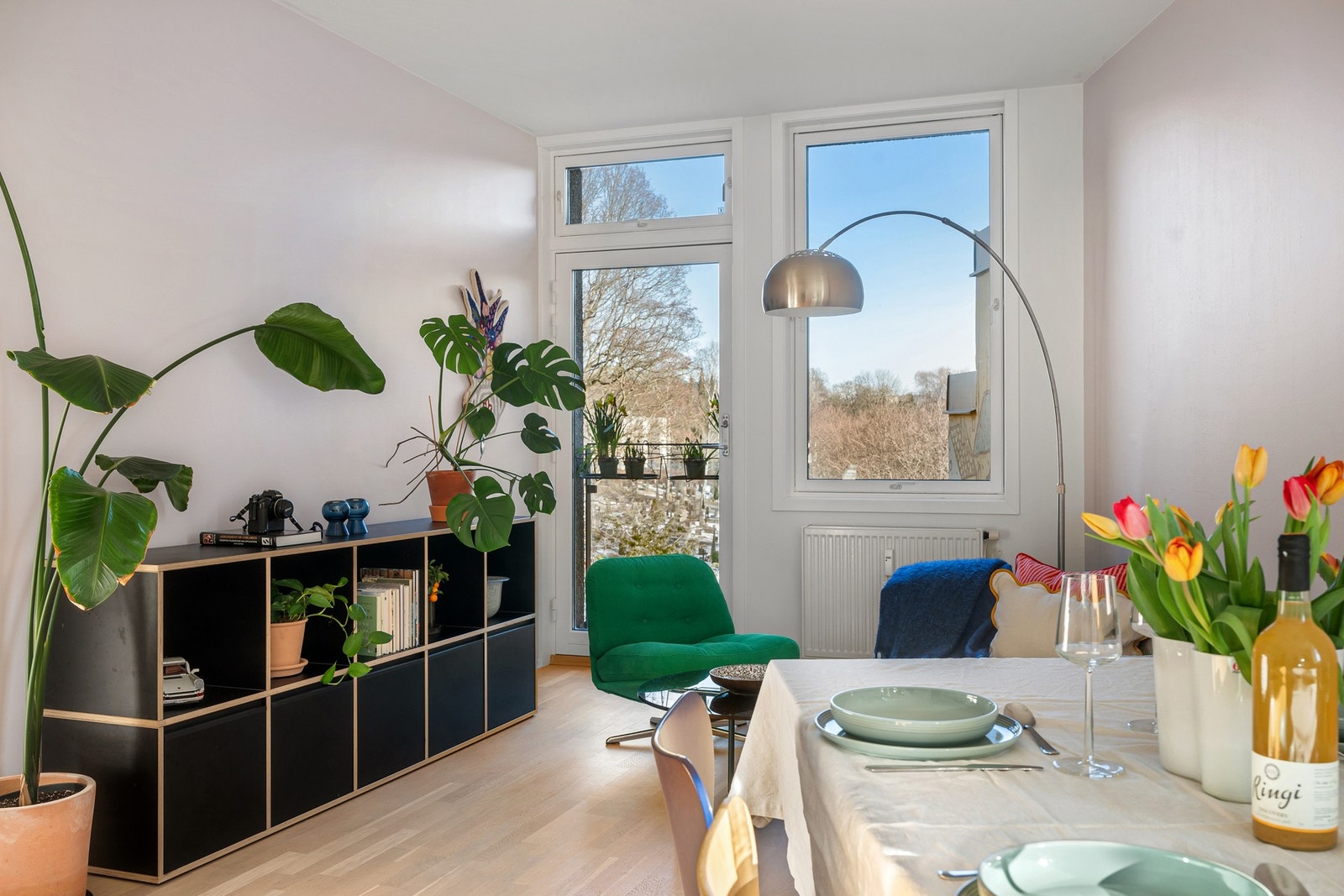 Leiligheten varmes opp via radiatorer som gir lun varme på kalde vinterdager Galleribilde