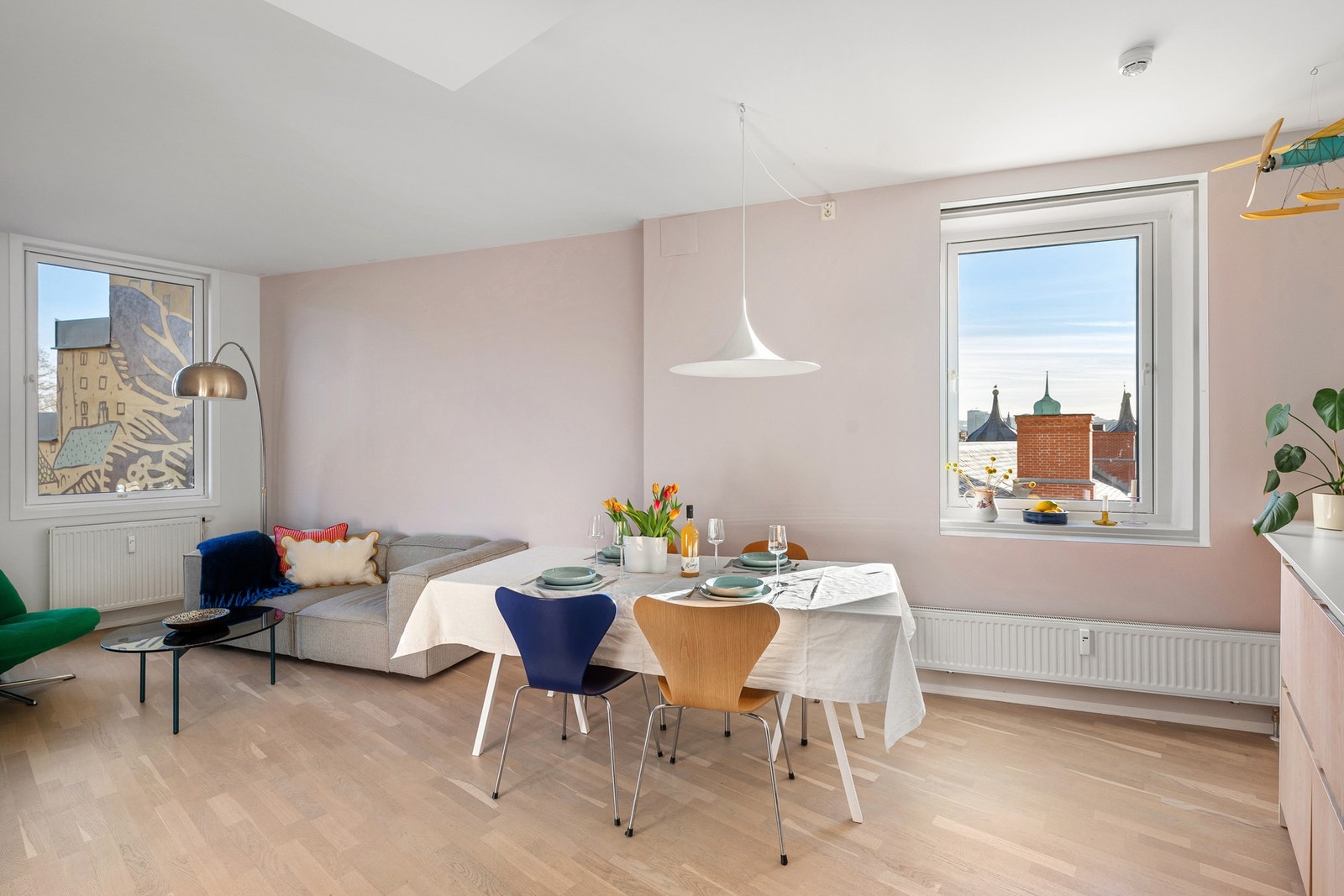 Boligens allrom er holdt i en dus fargepalett Galleribilde