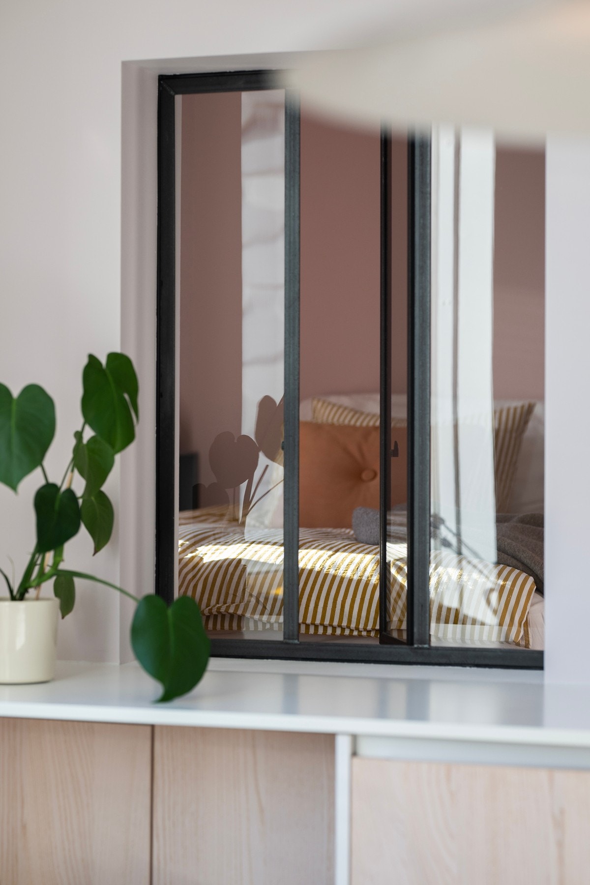 Stilig vindu mellom kjøkken og soverom for å sørge for fine lysforhold Galleribilde